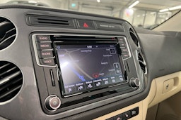 punainen Volkswagen Tiguan 2016 kuva 17.