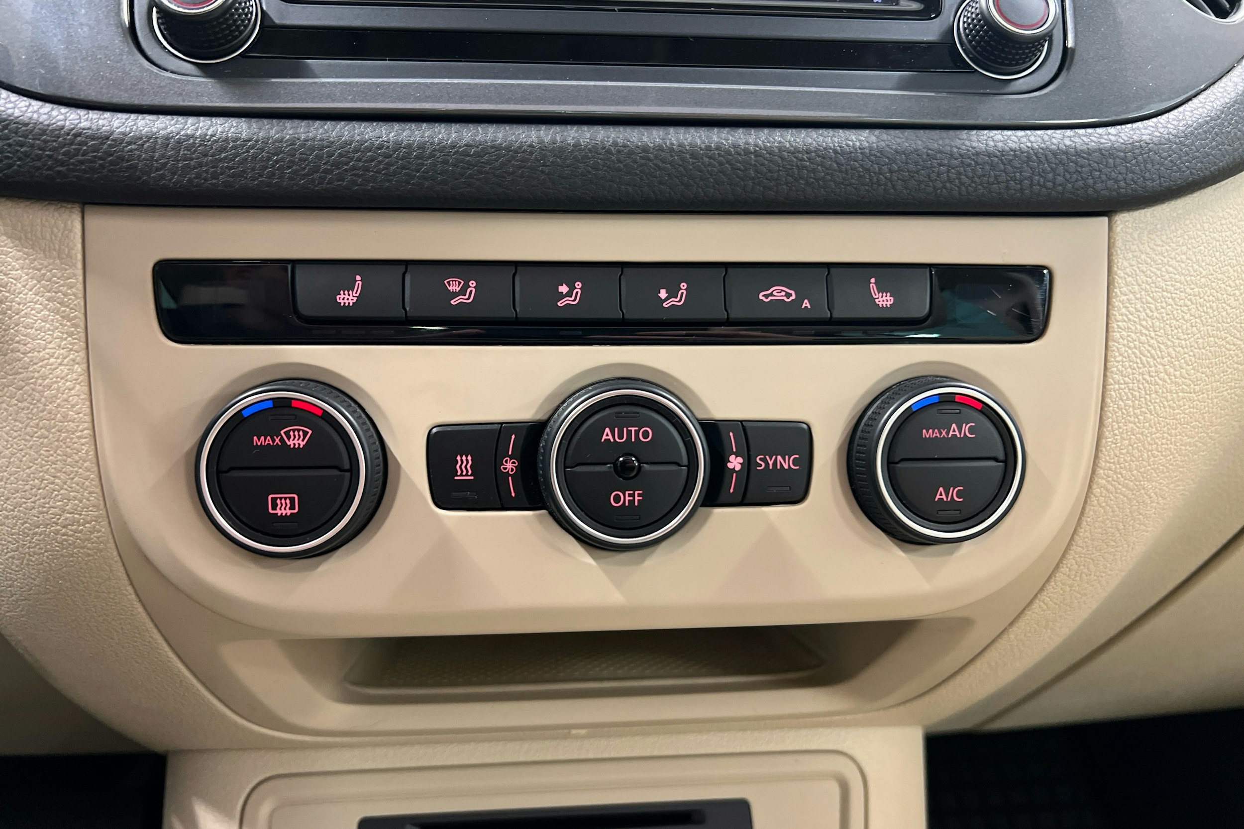 punainen Volkswagen Tiguan 2016 kuva 21.