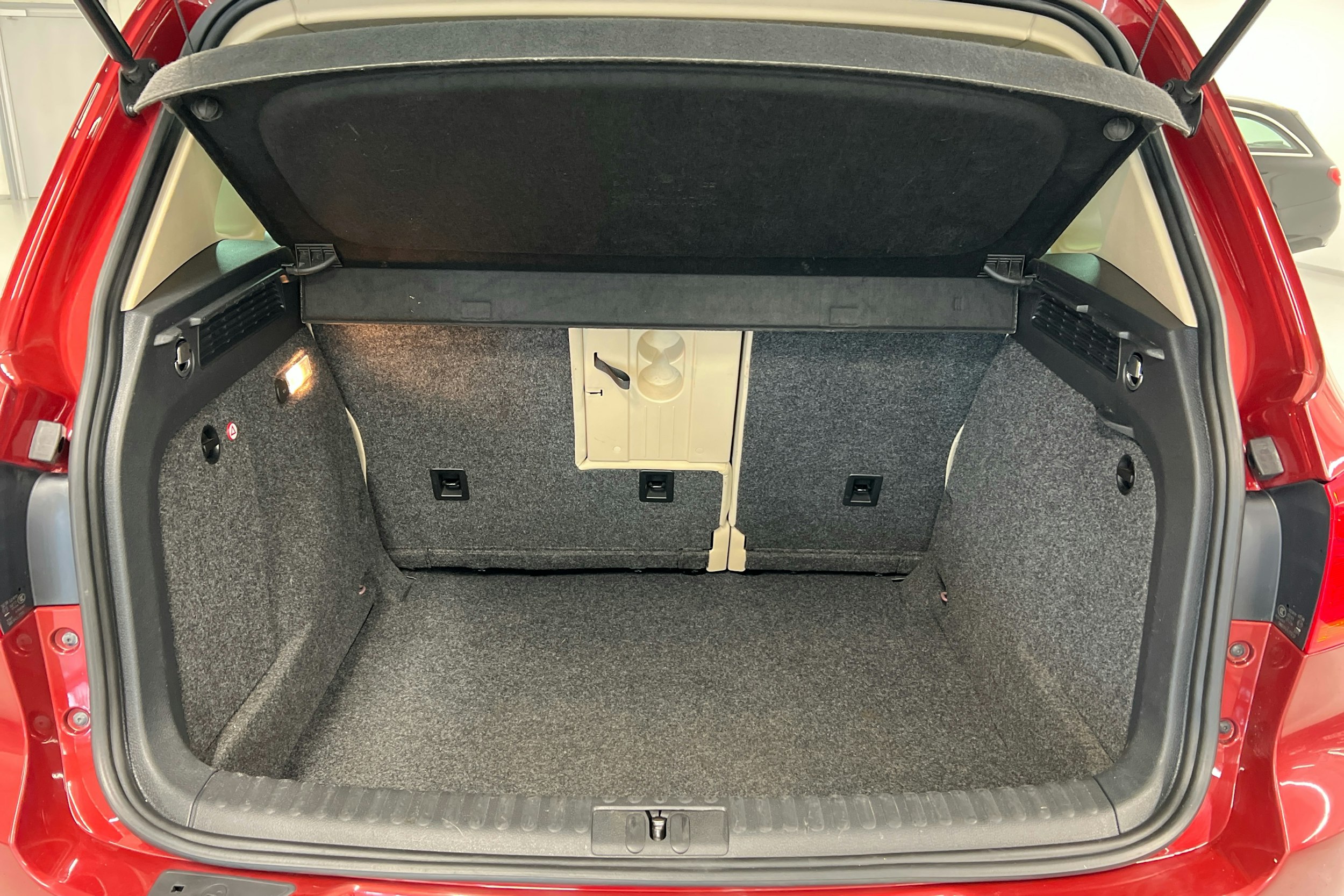 punainen Volkswagen Tiguan 2016 kuva 27.