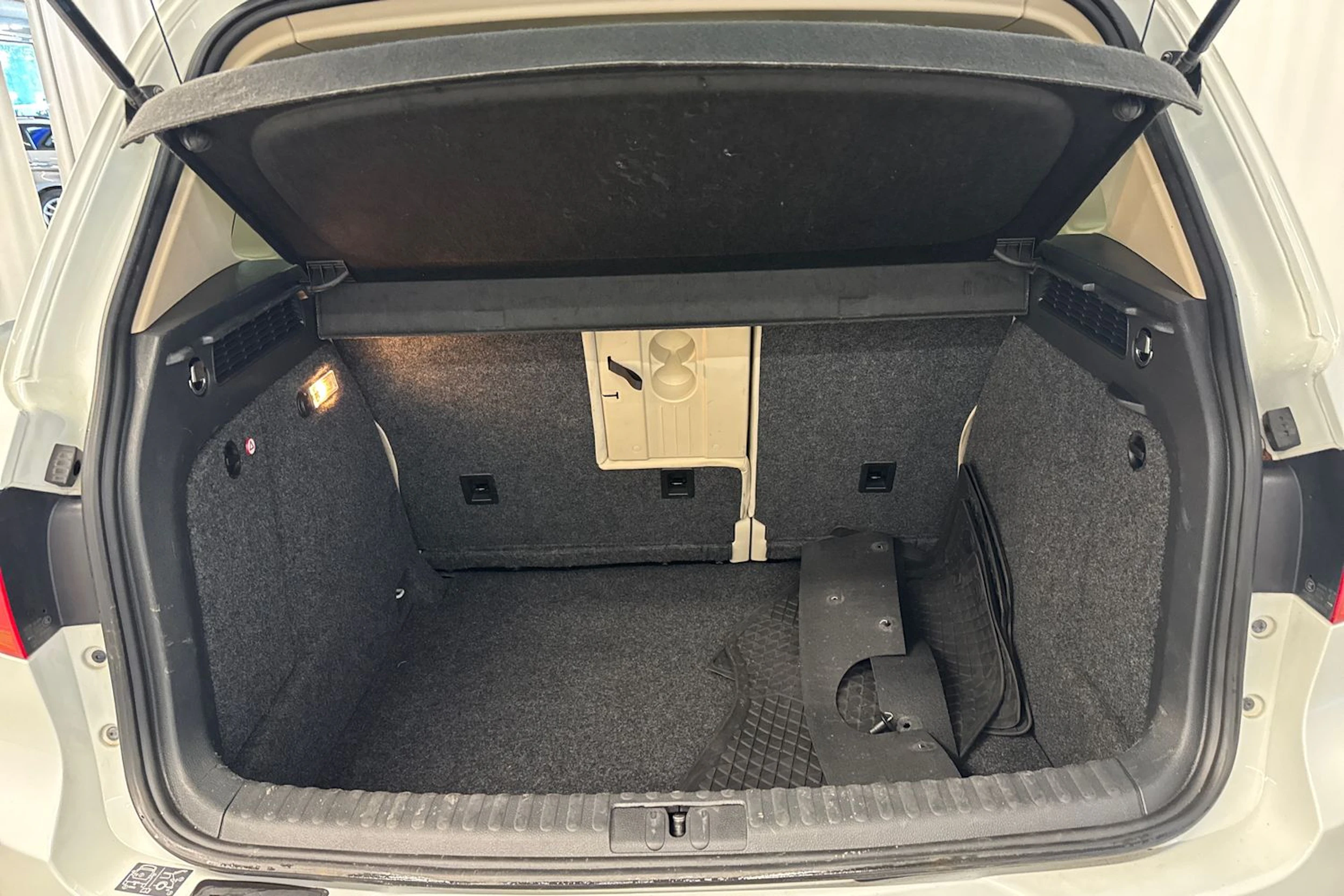 valkoinen Volkswagen Tiguan 2016 kuva 35.