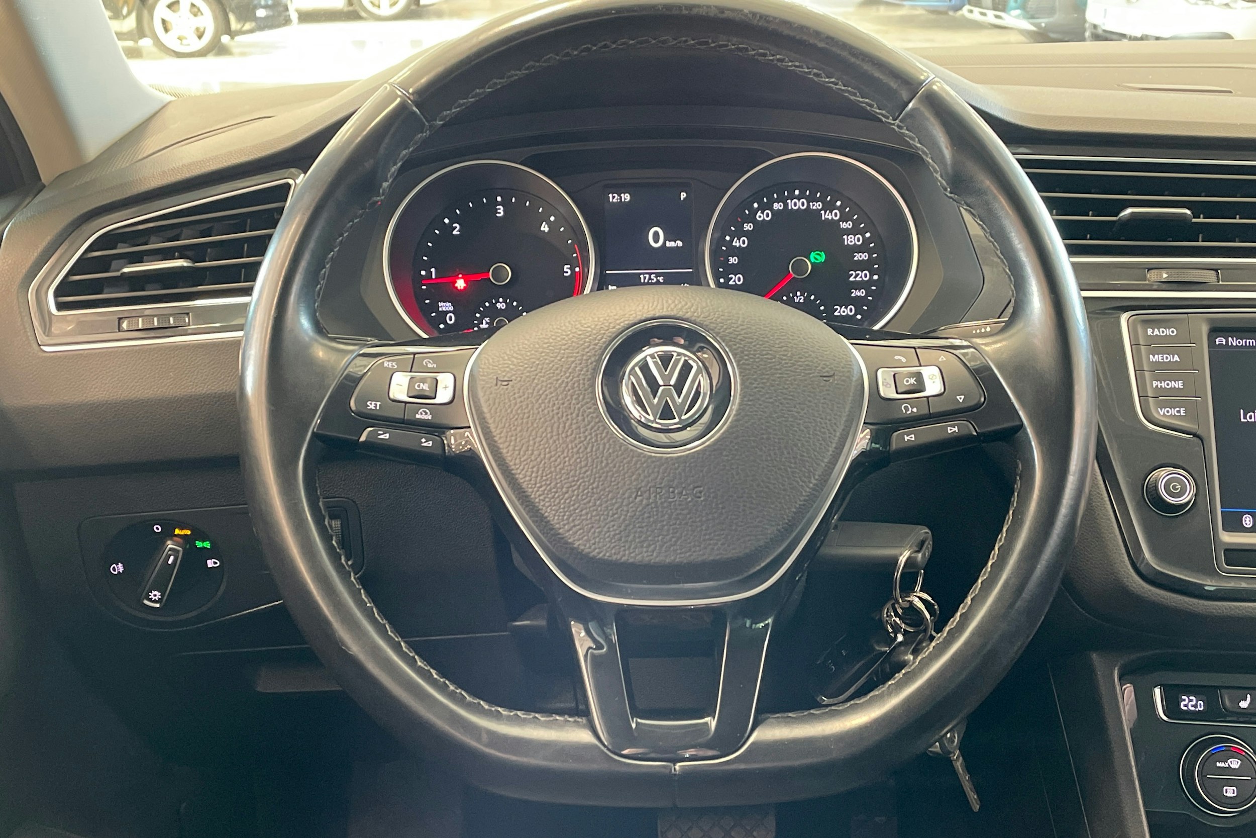 harmaa Volkswagen Tiguan 2016 kuva 11.