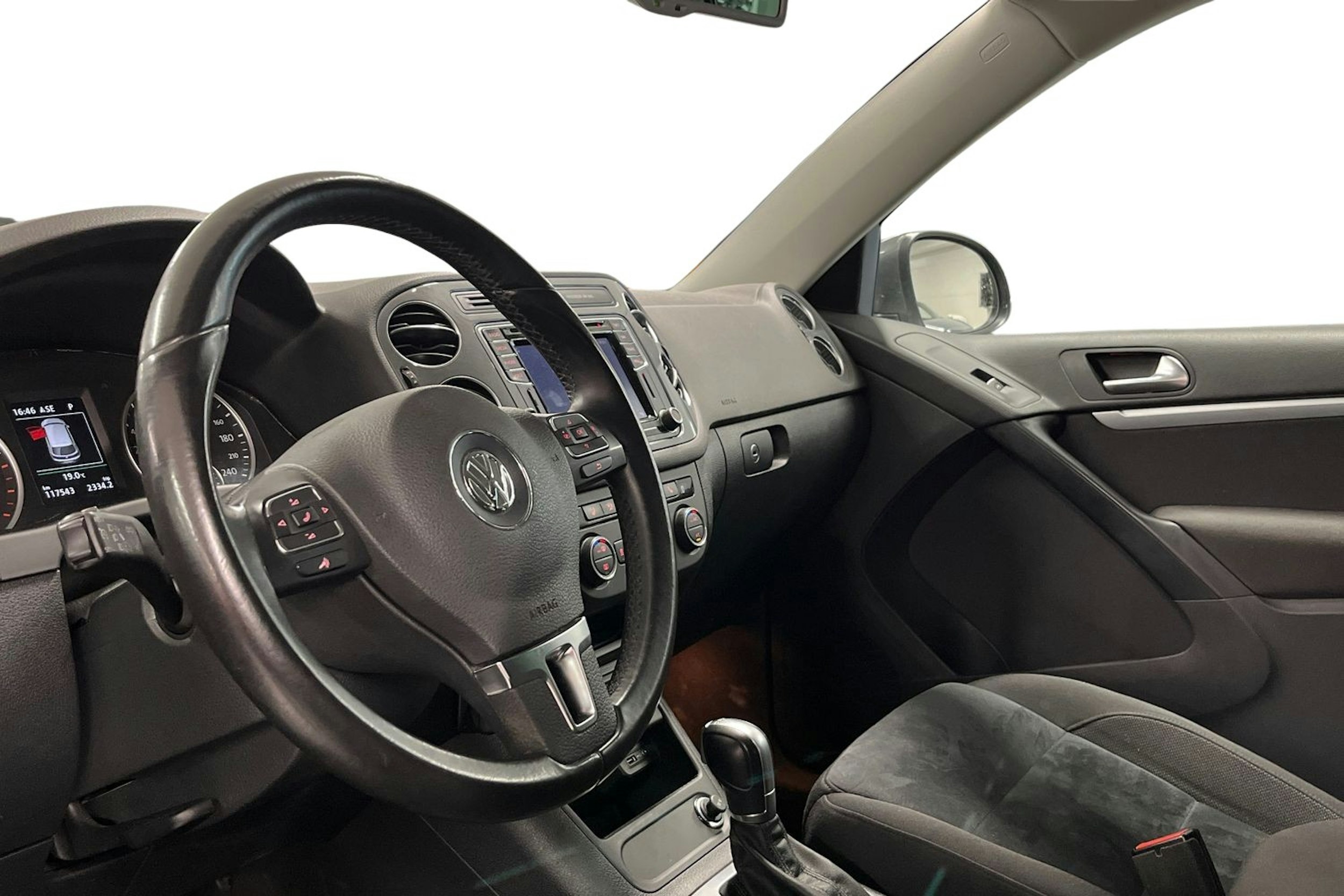 Harmaa Volkswagen Tiguan 2016 kuva 7.