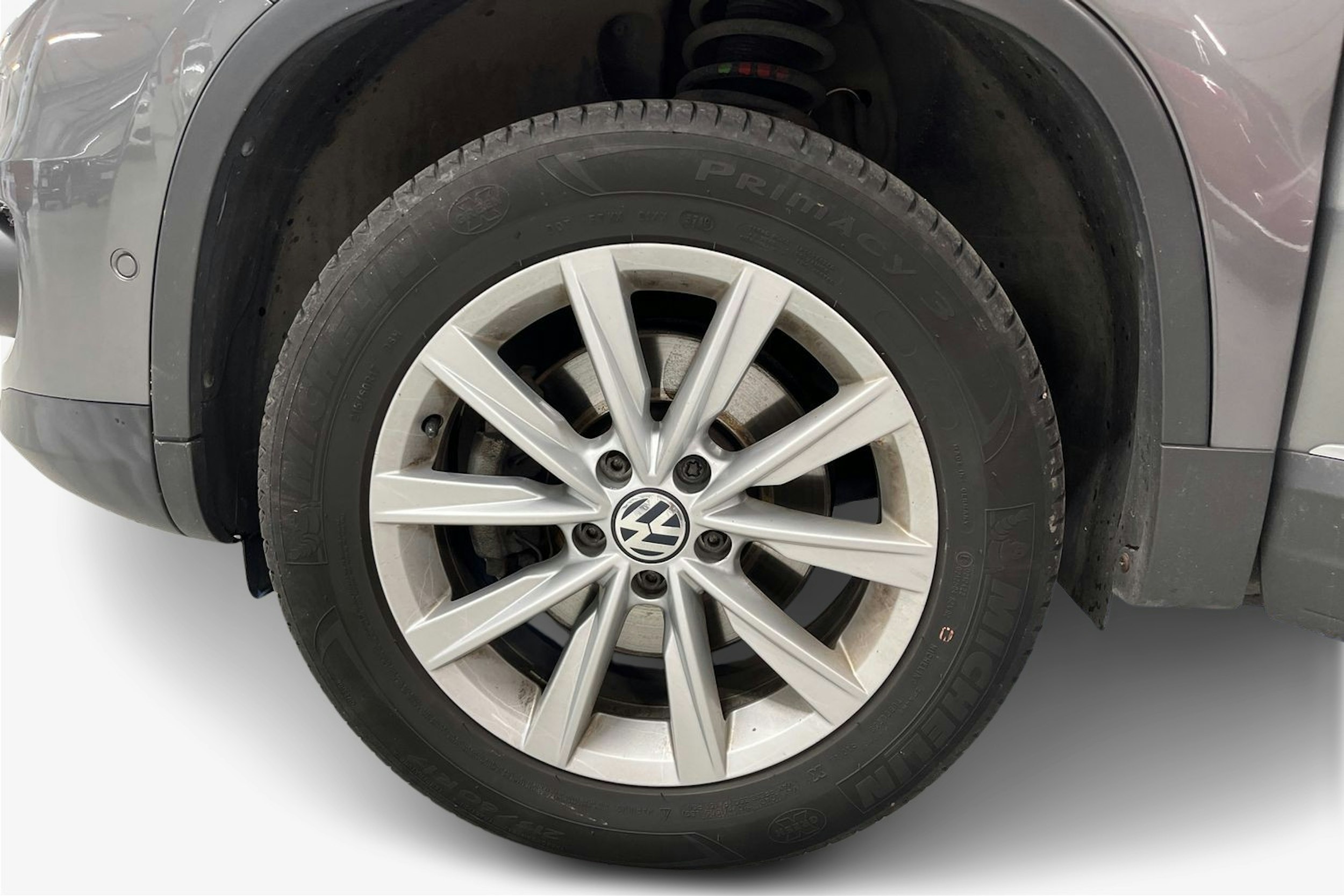 Harmaa Volkswagen Tiguan 2016 kuva 11.