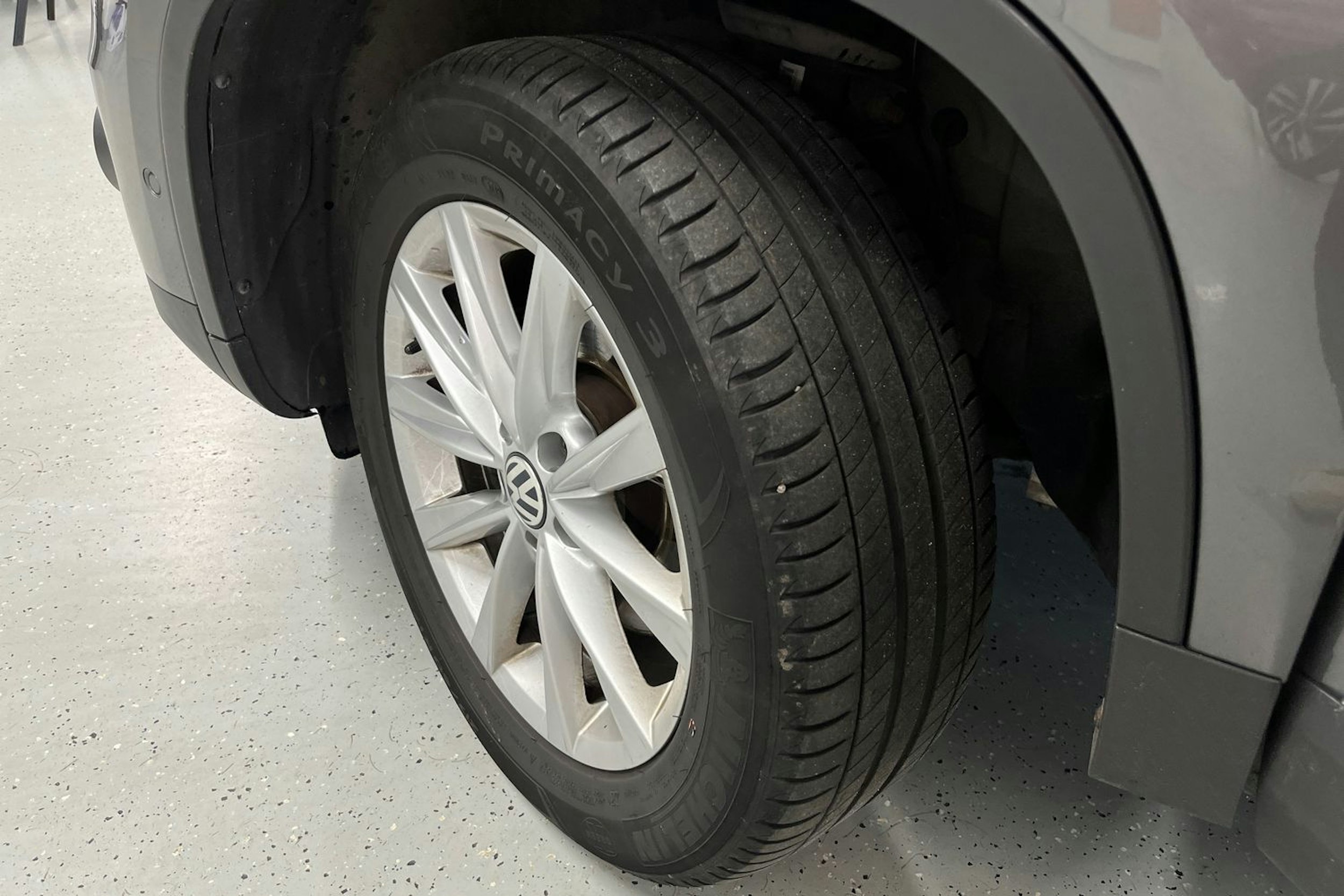 Harmaa Volkswagen Tiguan 2016 kuva 13.