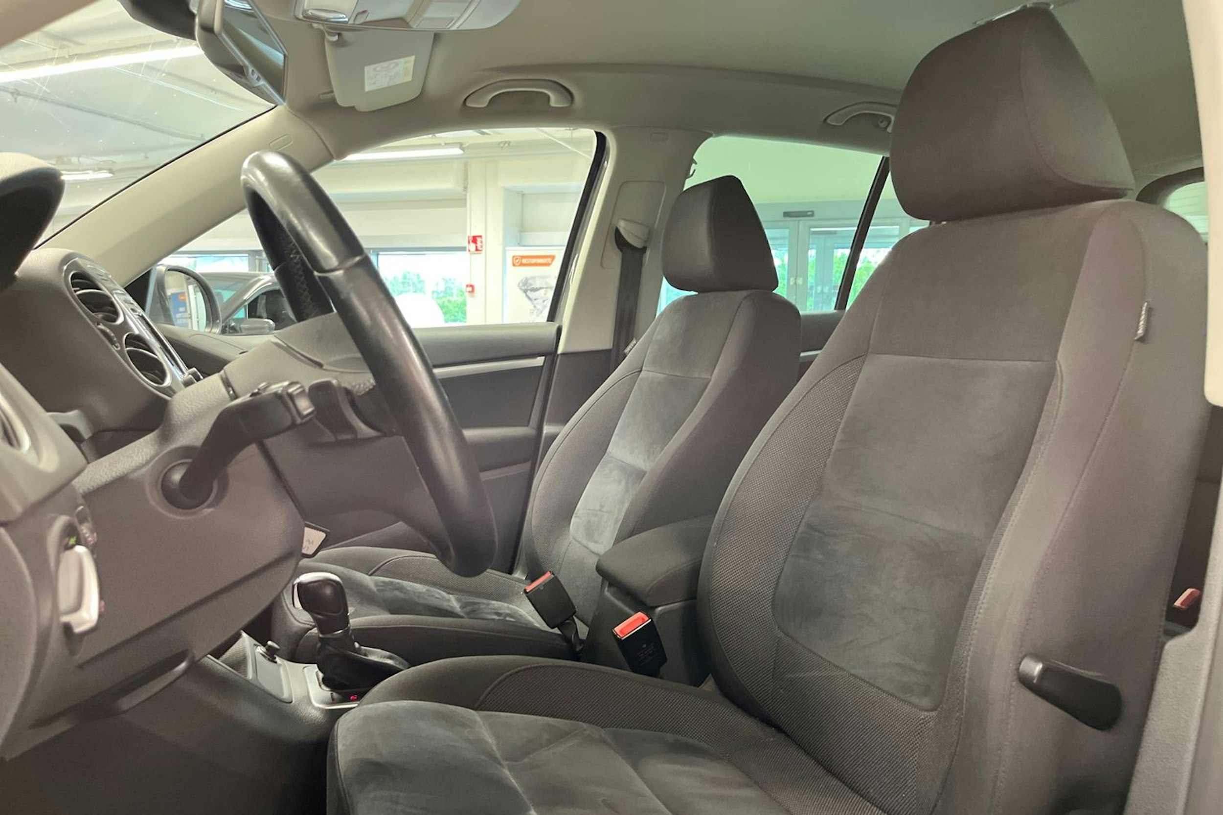 Harmaa Volkswagen Tiguan 2016 kuva 14.