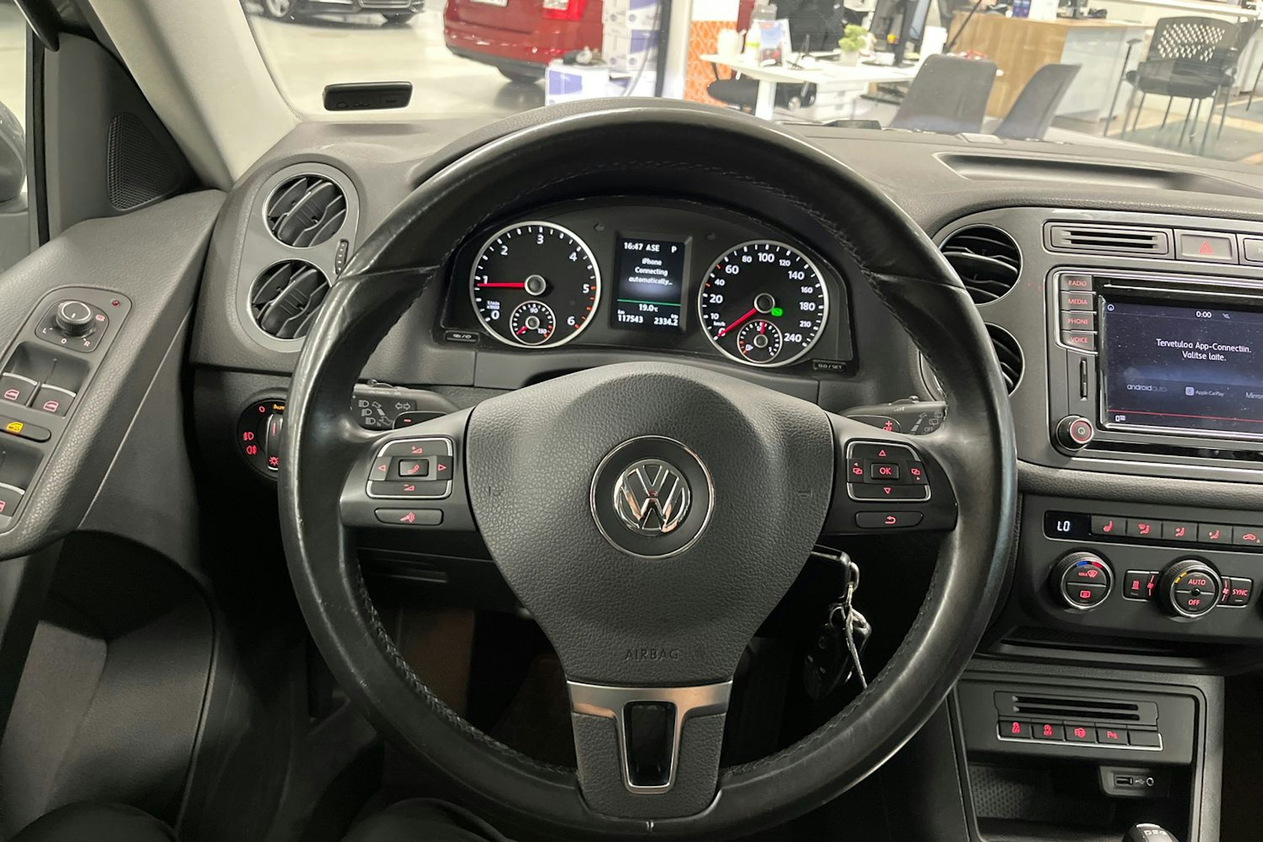 Harmaa Volkswagen Tiguan 2016 kuva 16.
