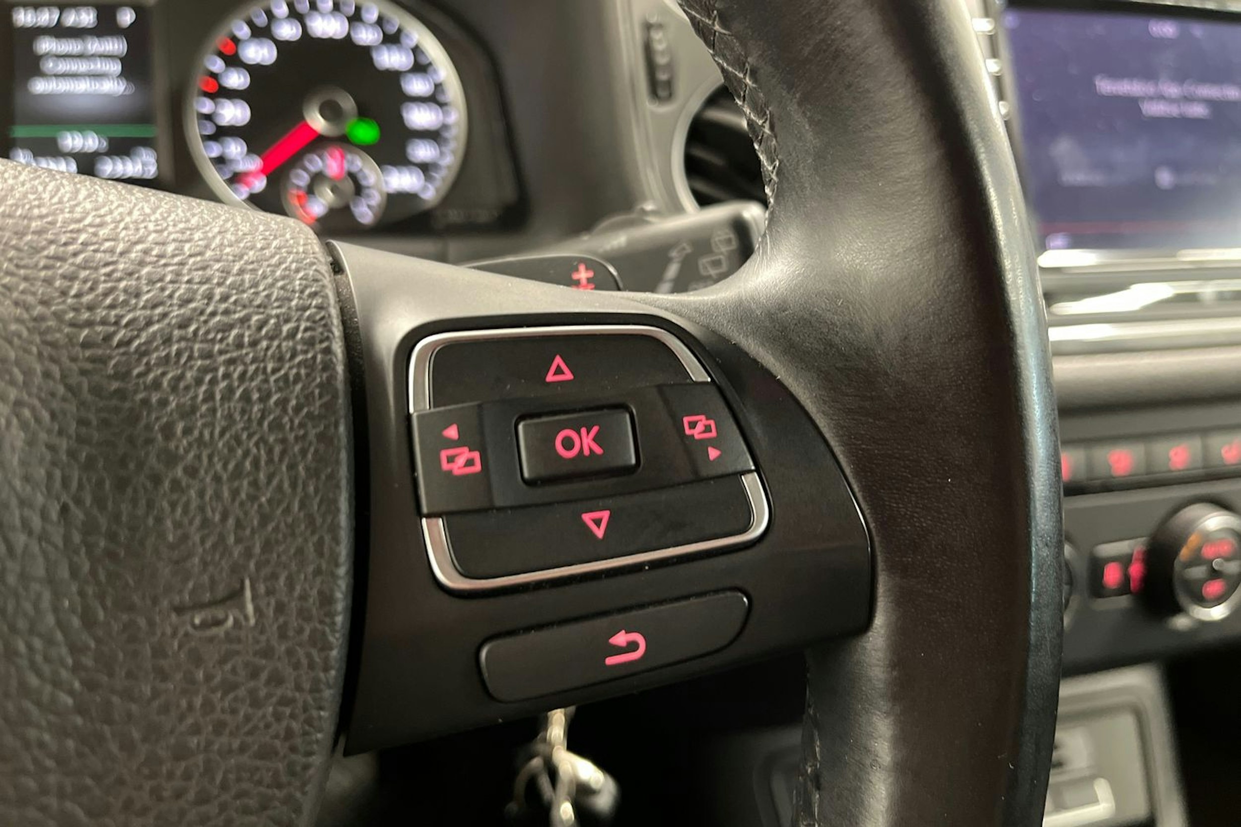 Harmaa Volkswagen Tiguan 2016 kuva 17.