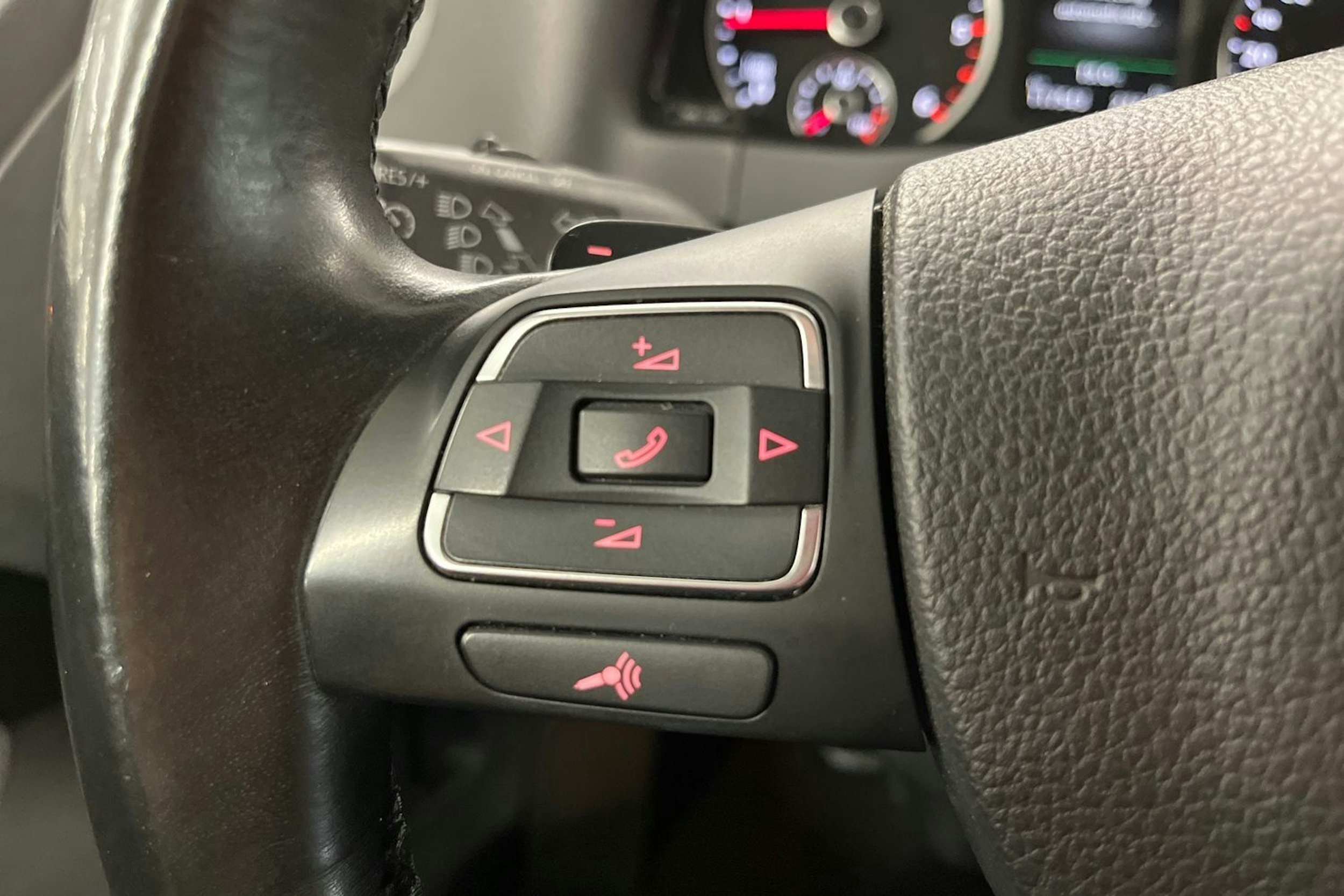 Harmaa Volkswagen Tiguan 2016 kuva 18.