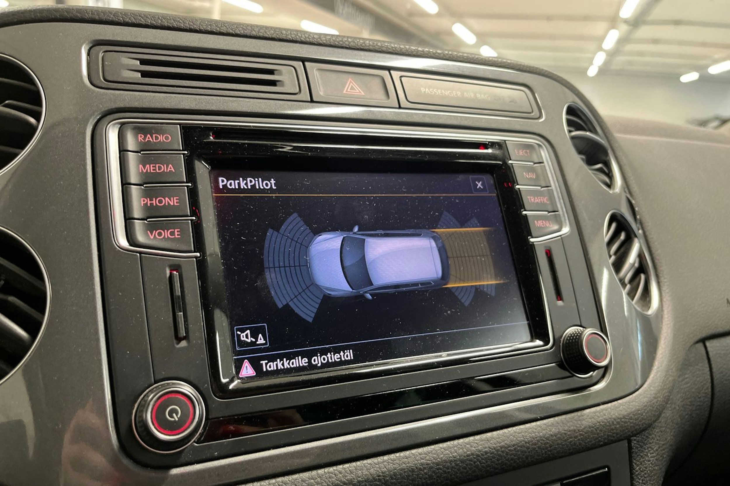 Harmaa Volkswagen Tiguan 2016 kuva 20.