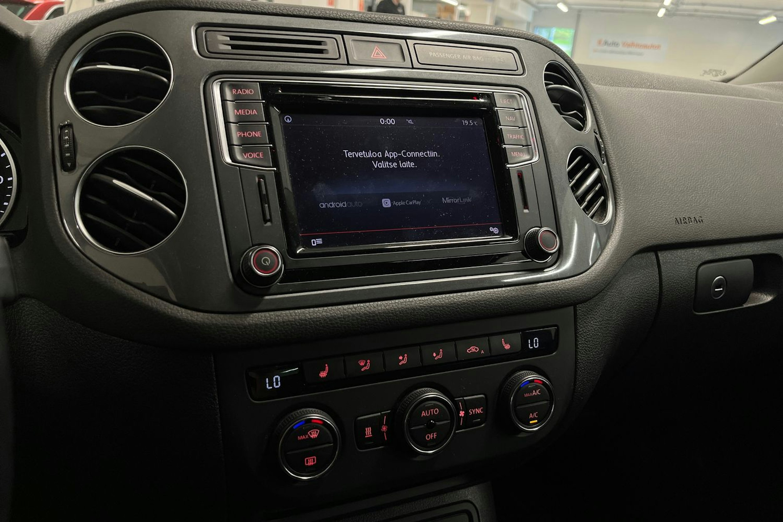 Harmaa Volkswagen Tiguan 2016 kuva 21.