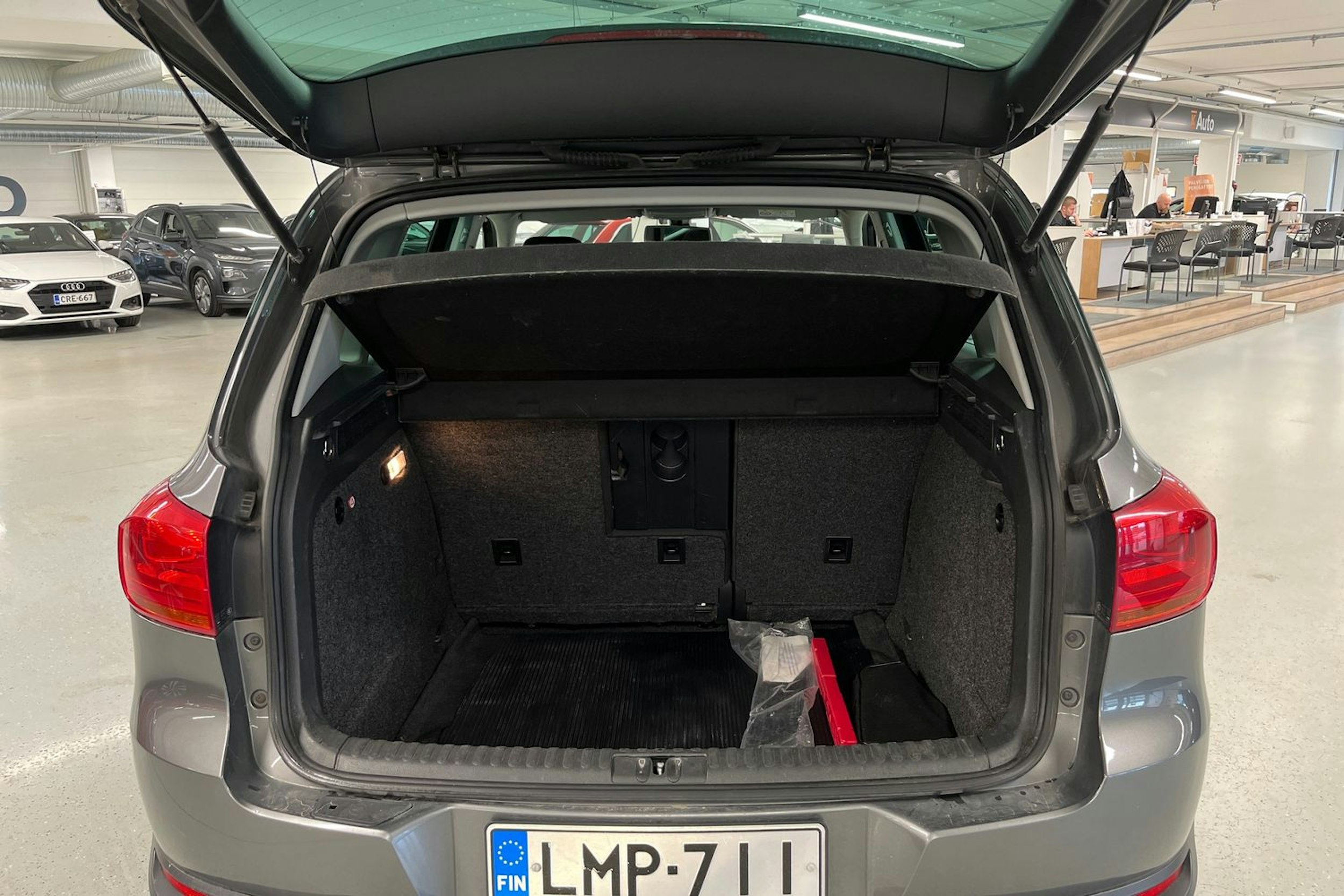 Harmaa Volkswagen Tiguan 2016 kuva 27.