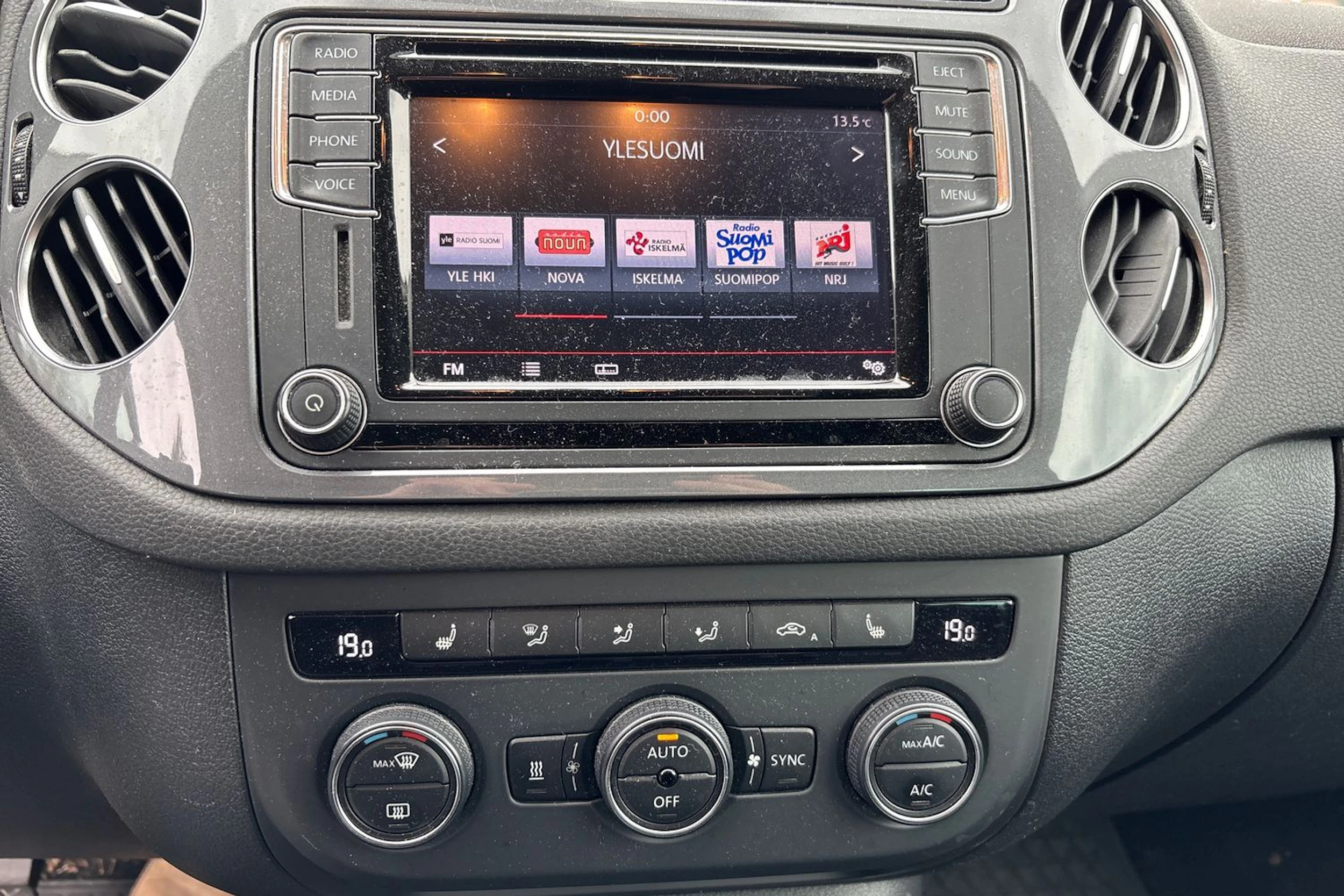 Harmaa Volkswagen Tiguan 2016 kuva 5.