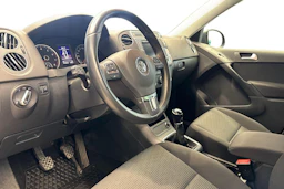 Harmaa Volkswagen Tiguan 2016 kuva 8.
