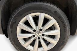 Harmaa Volkswagen Tiguan 2016 kuva 12.