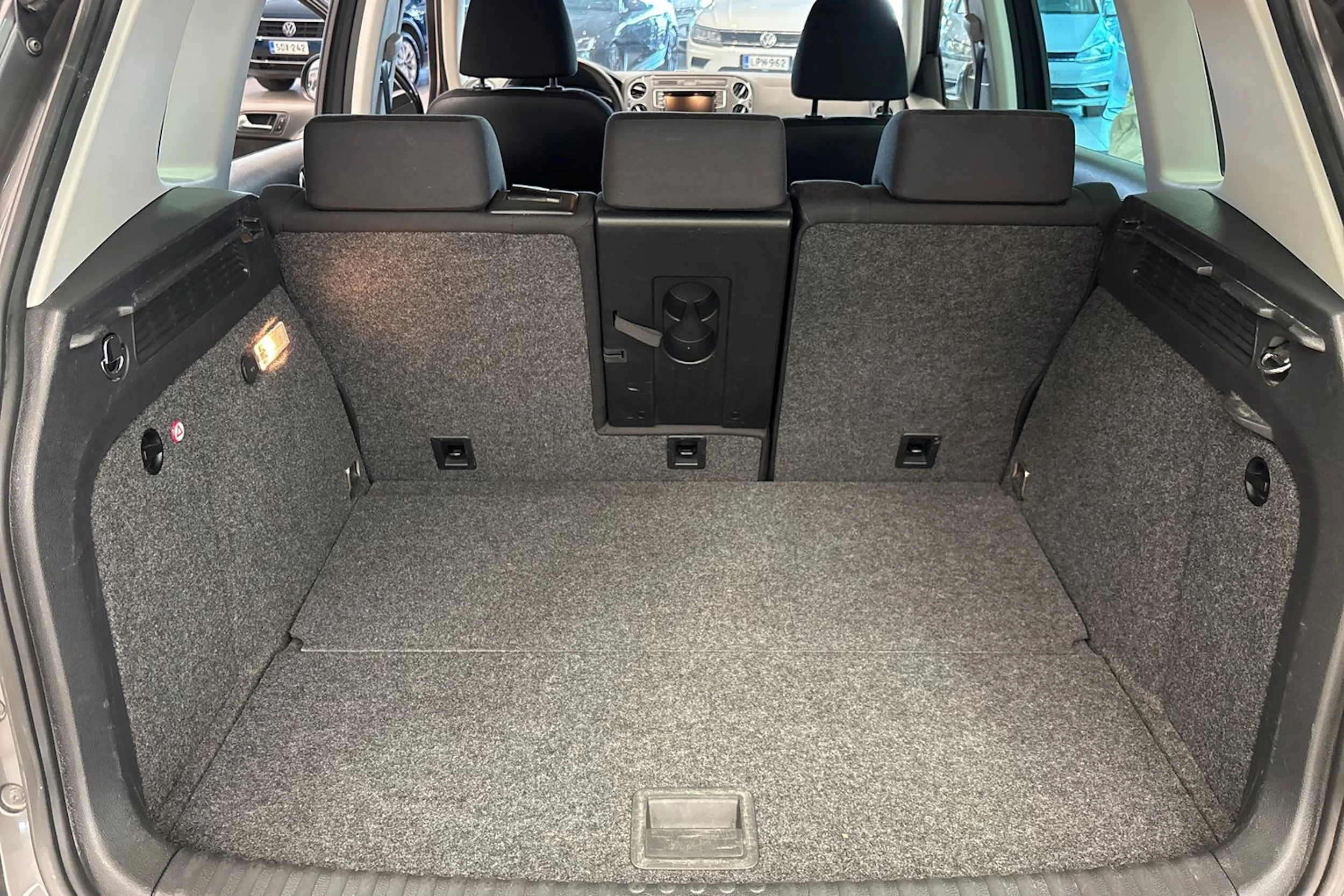 Harmaa Volkswagen Tiguan 2016 kuva 17.