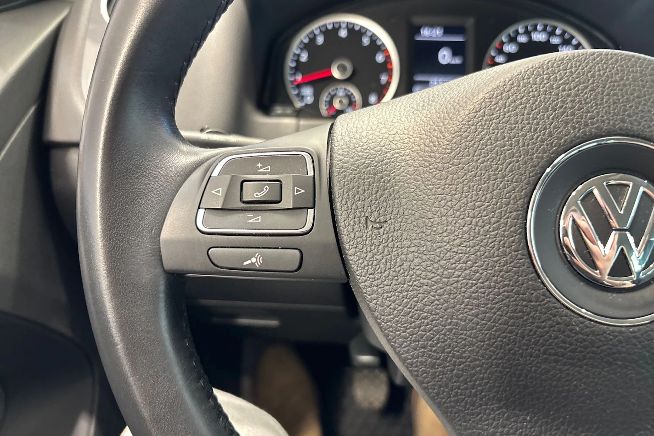 Harmaa Volkswagen Tiguan 2016 kuva 19.