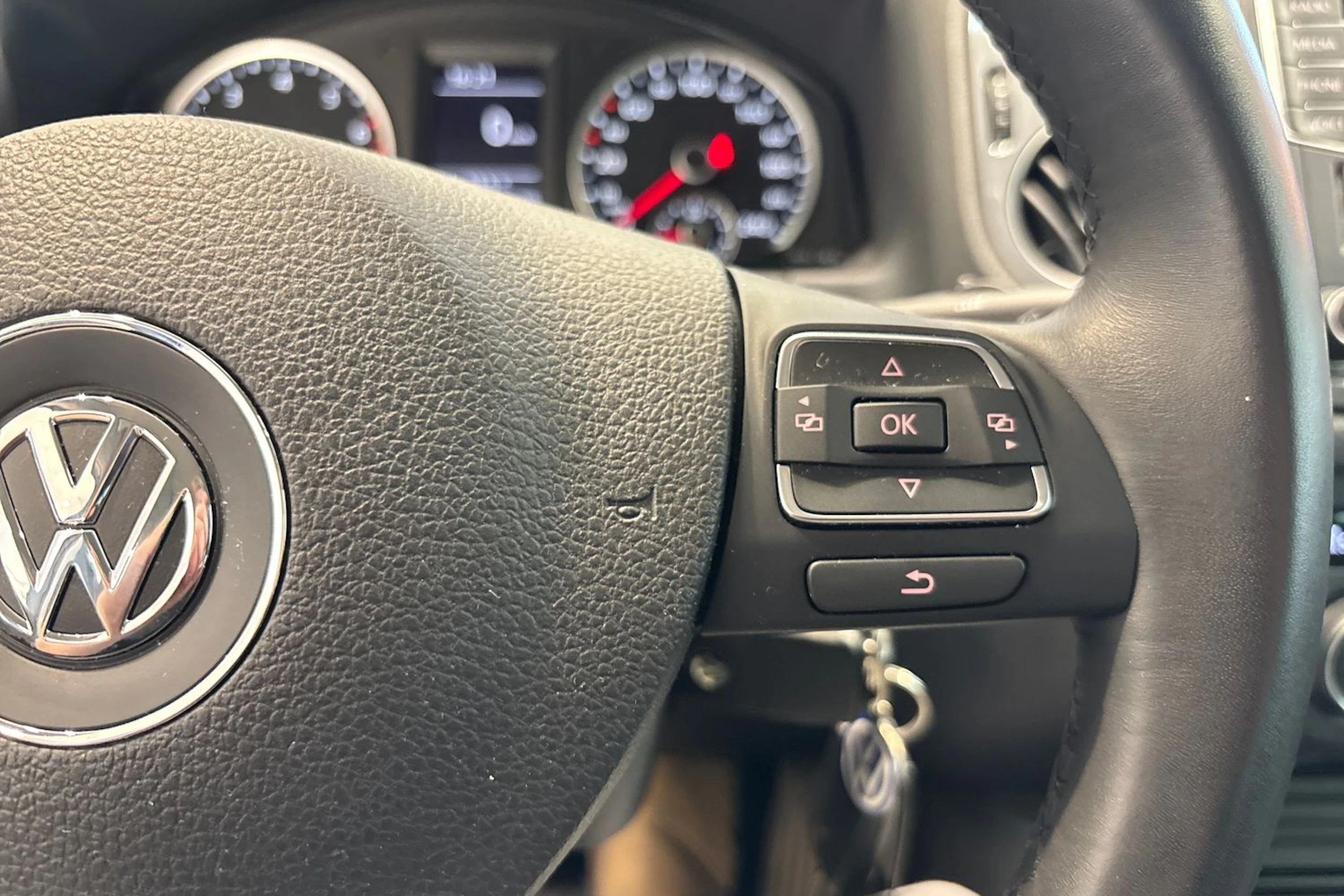 Harmaa Volkswagen Tiguan 2016 kuva 20.