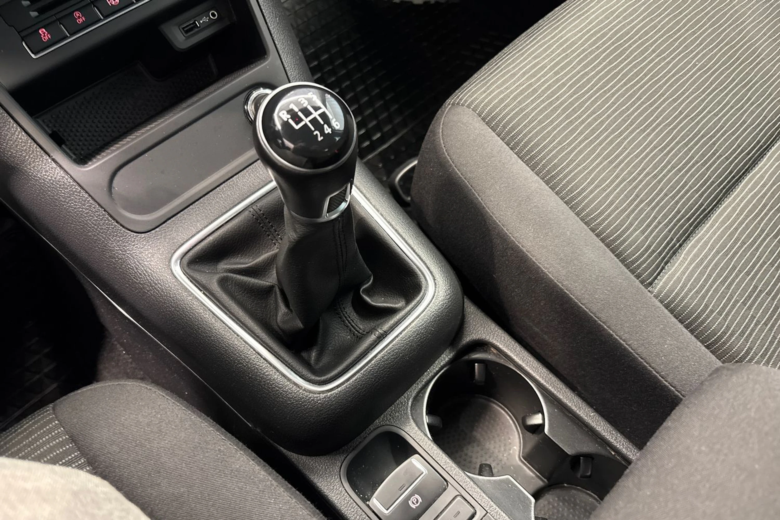 Harmaa Volkswagen Tiguan 2016 kuva 26.