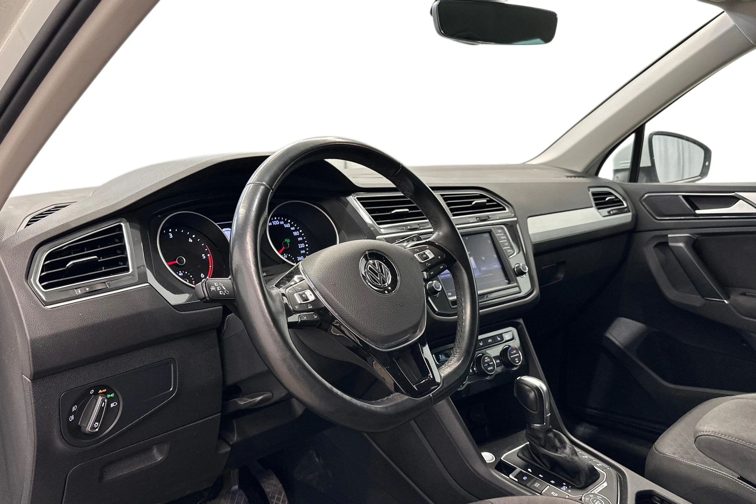 valkoinen Volkswagen Tiguan 2016 kuva 3.