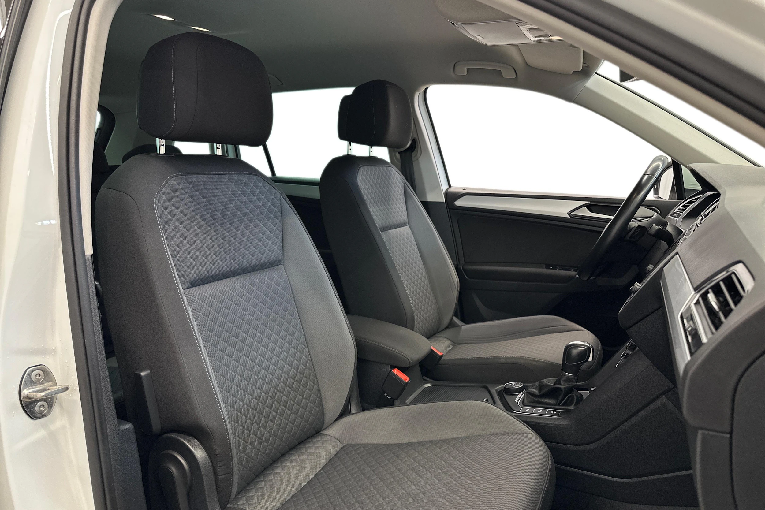 valkoinen Volkswagen Tiguan 2016 kuva 7.