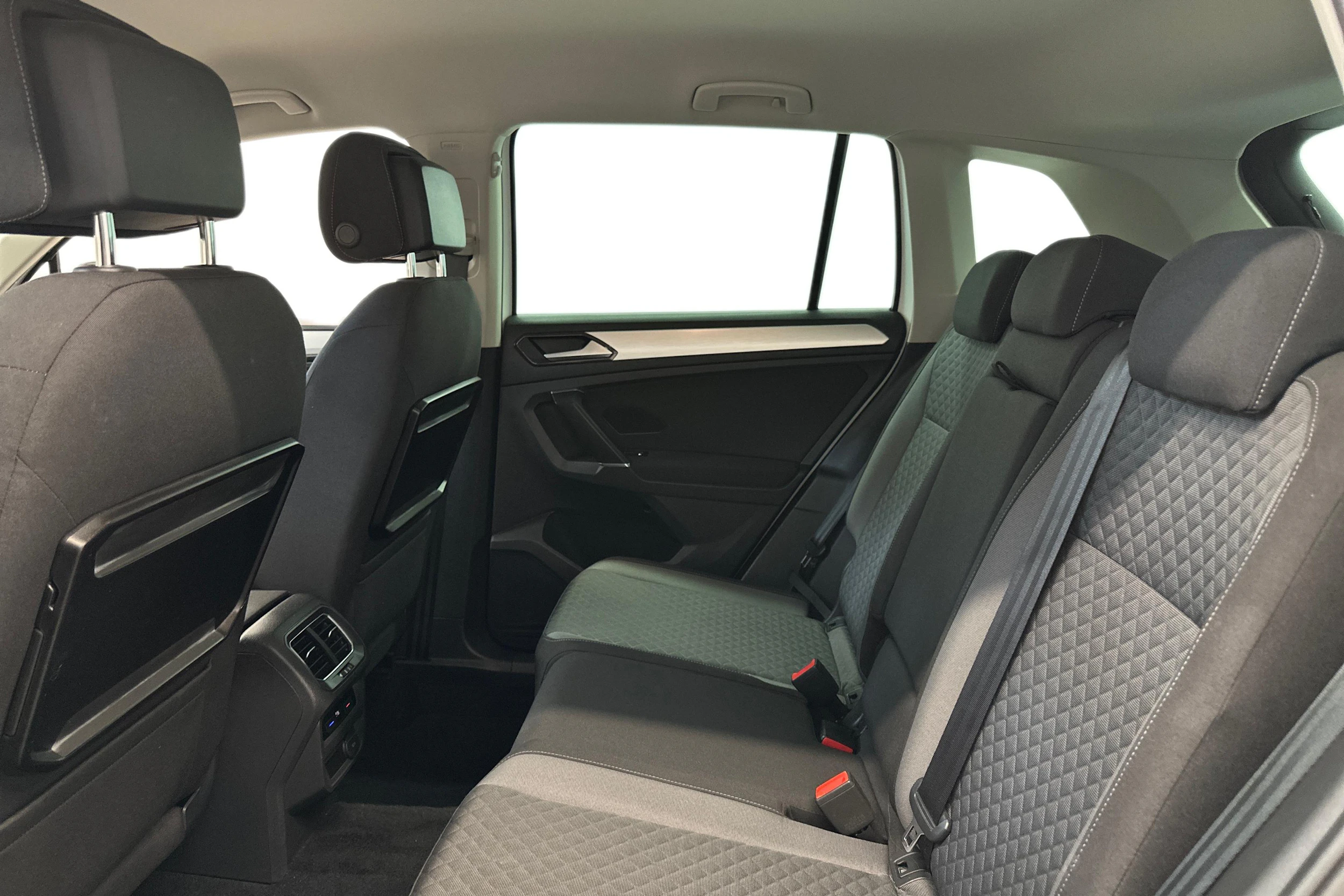 valkoinen Volkswagen Tiguan 2016 kuva 8.
