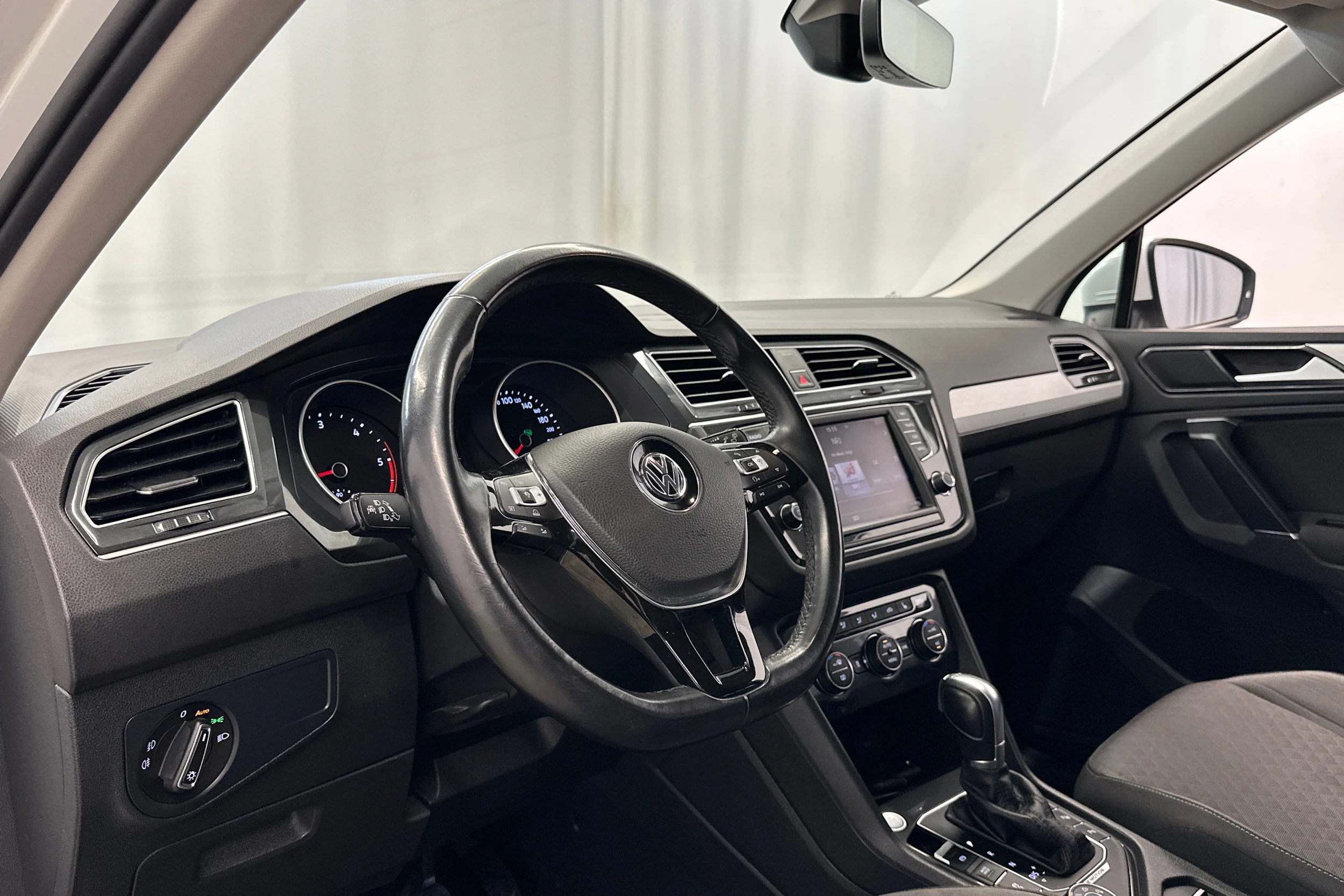 valkoinen Volkswagen Tiguan 2016 kuva 10.