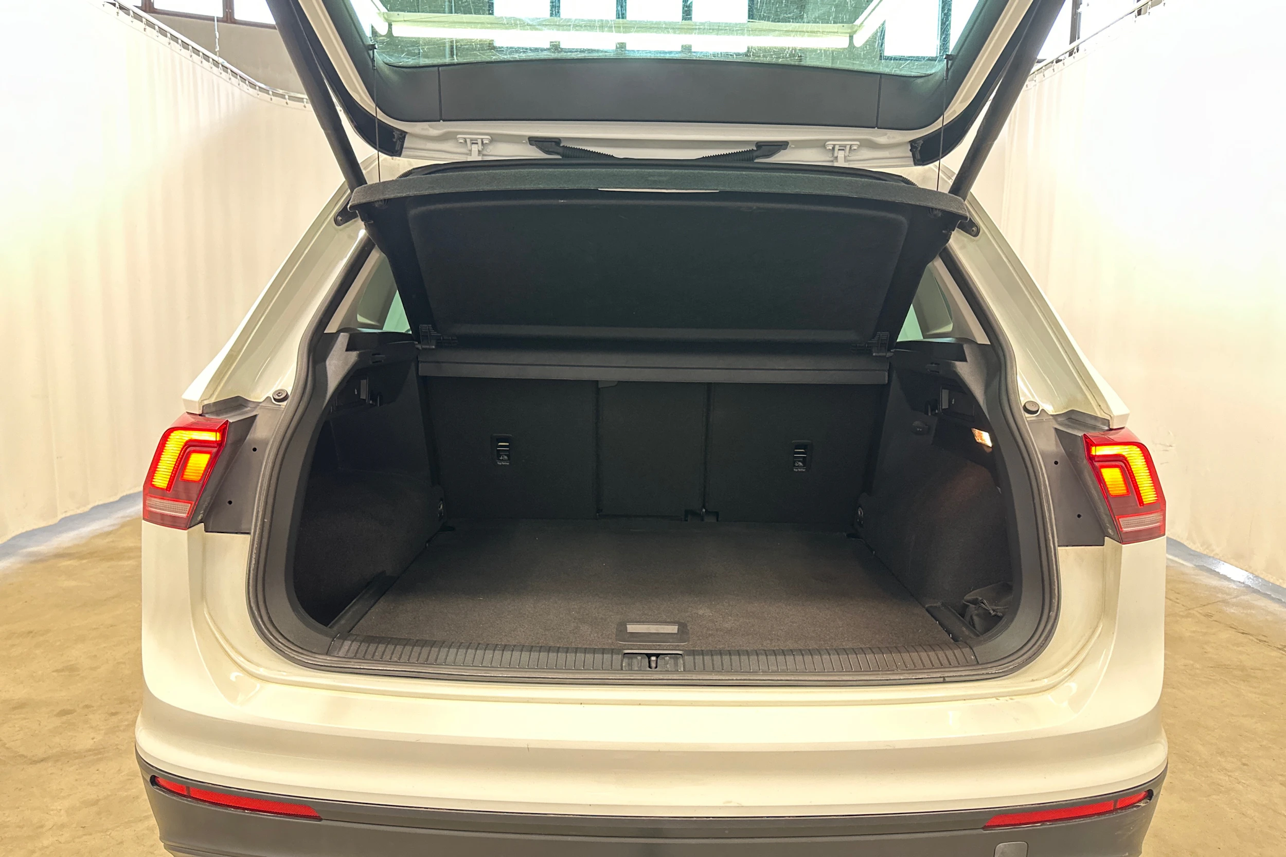 valkoinen Volkswagen Tiguan 2016 kuva 23.