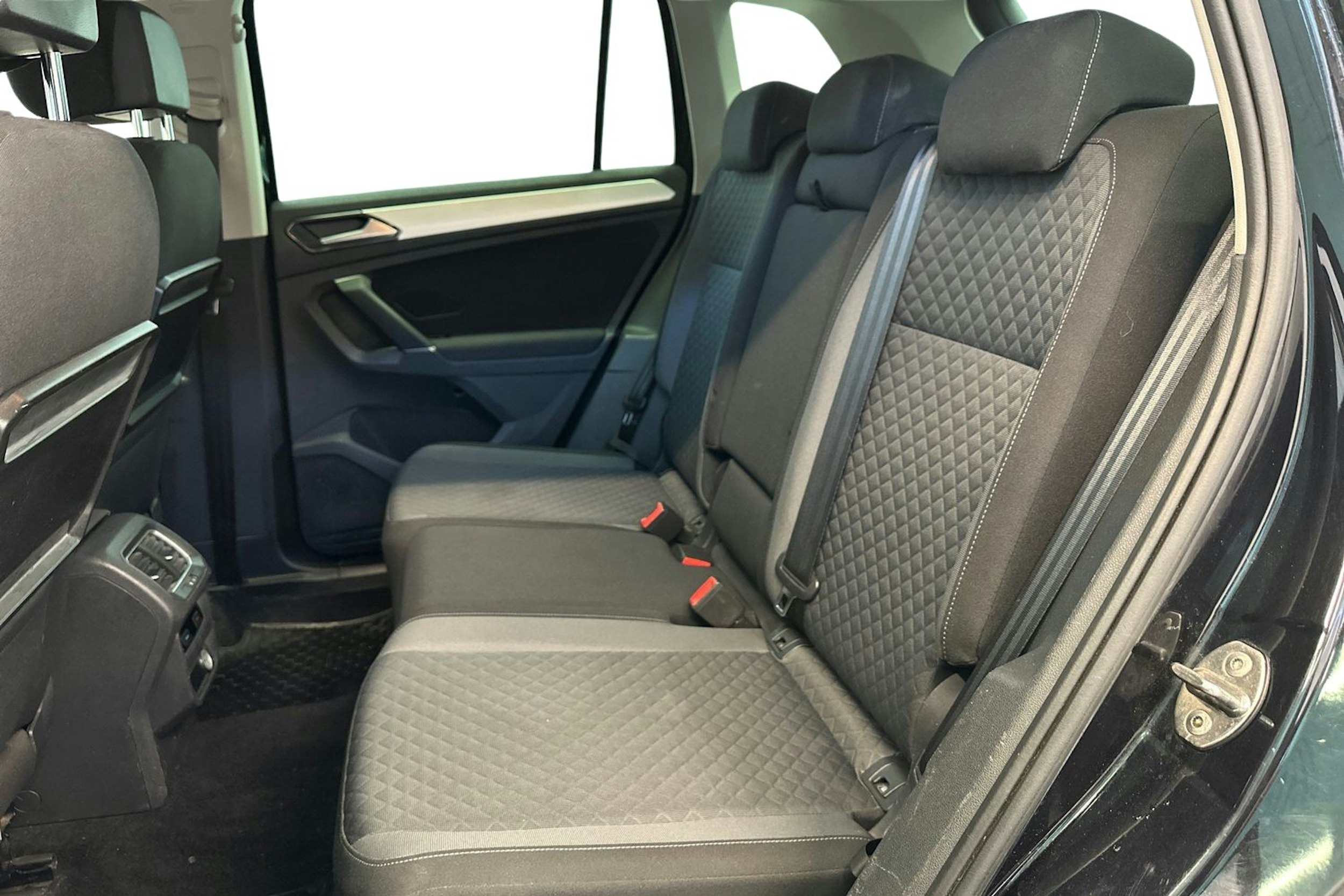 musta Volkswagen Tiguan 2016 kuva 10.