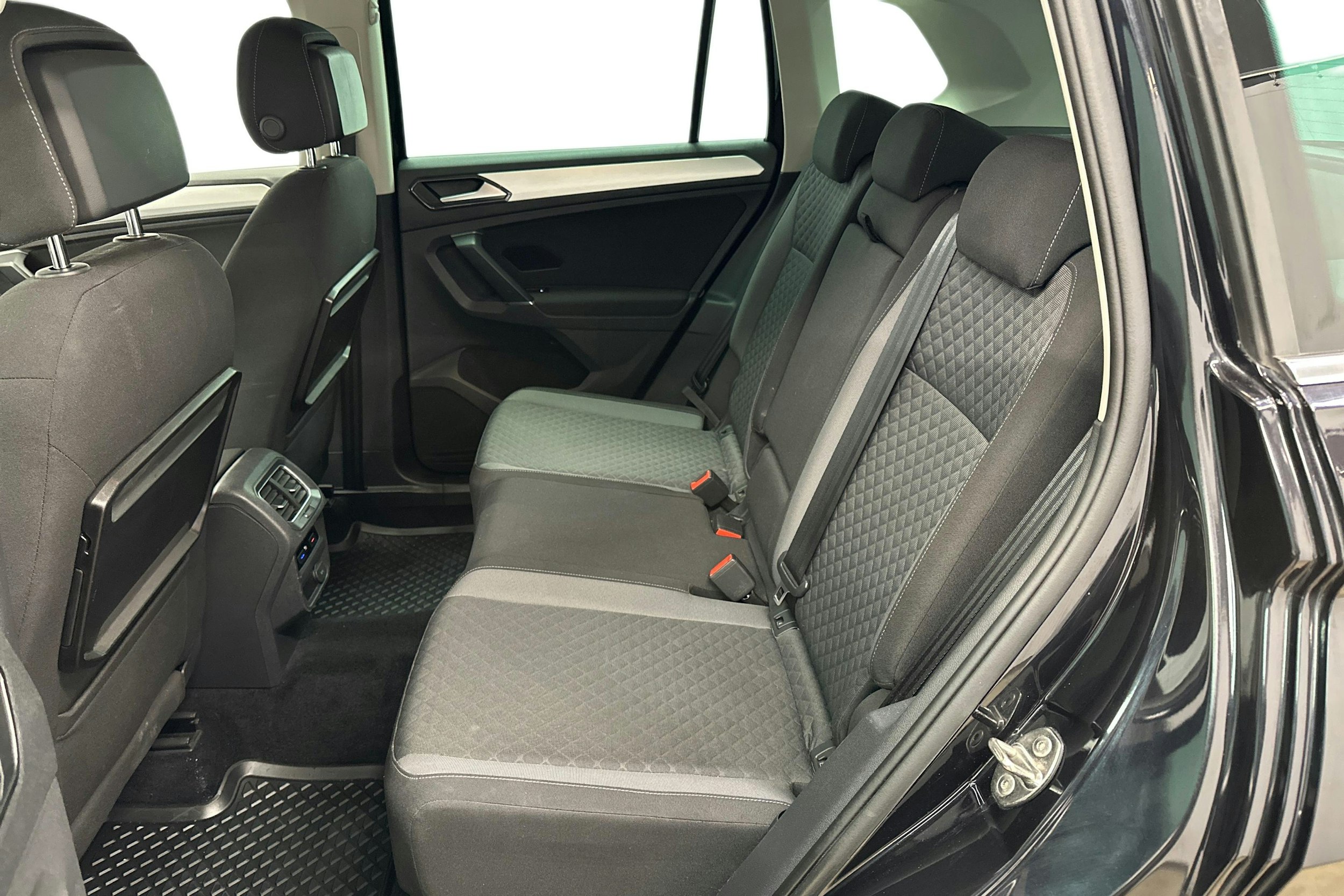 musta Volkswagen Tiguan 2016 kuva 8.