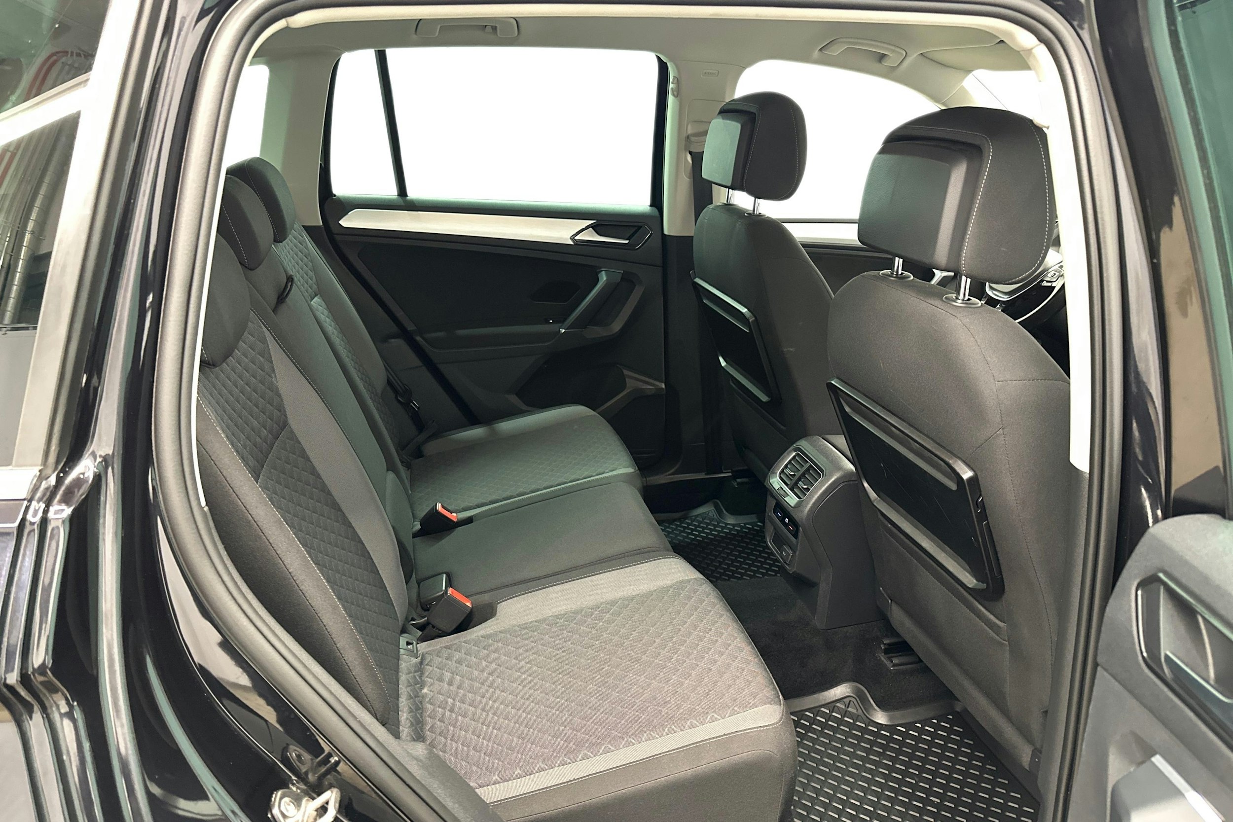 musta Volkswagen Tiguan 2016 kuva 9.