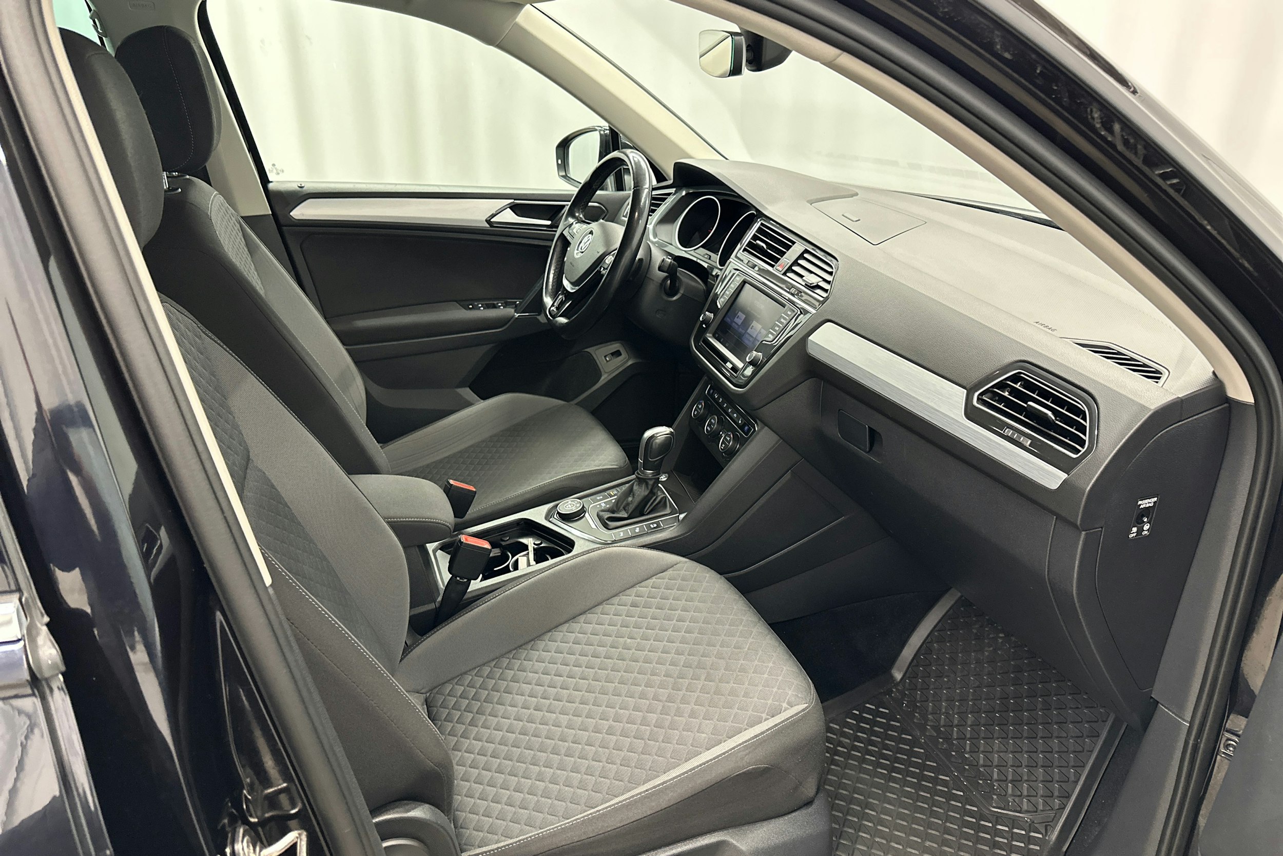 musta Volkswagen Tiguan 2016 kuva 10.