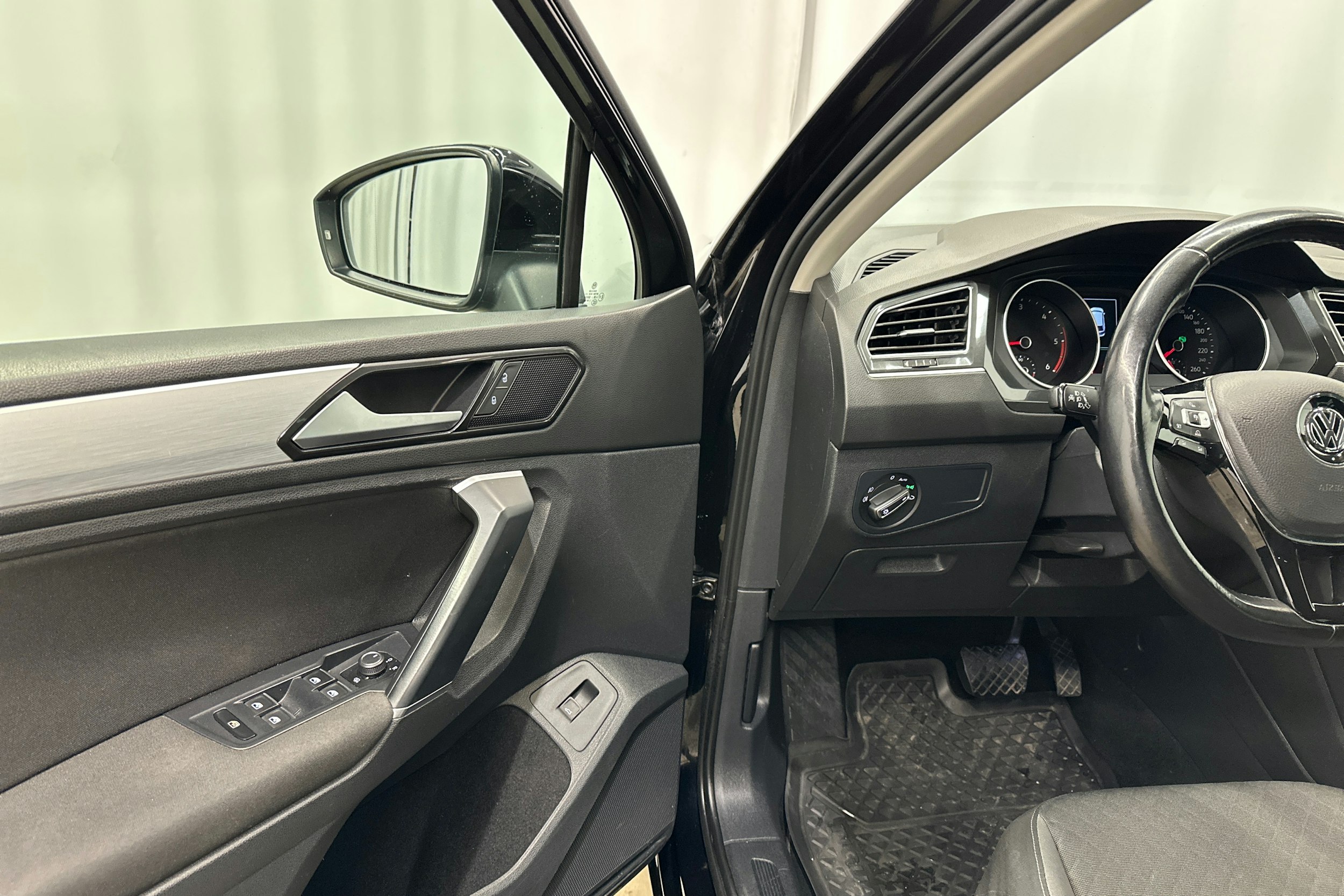 musta Volkswagen Tiguan 2016 kuva 11.