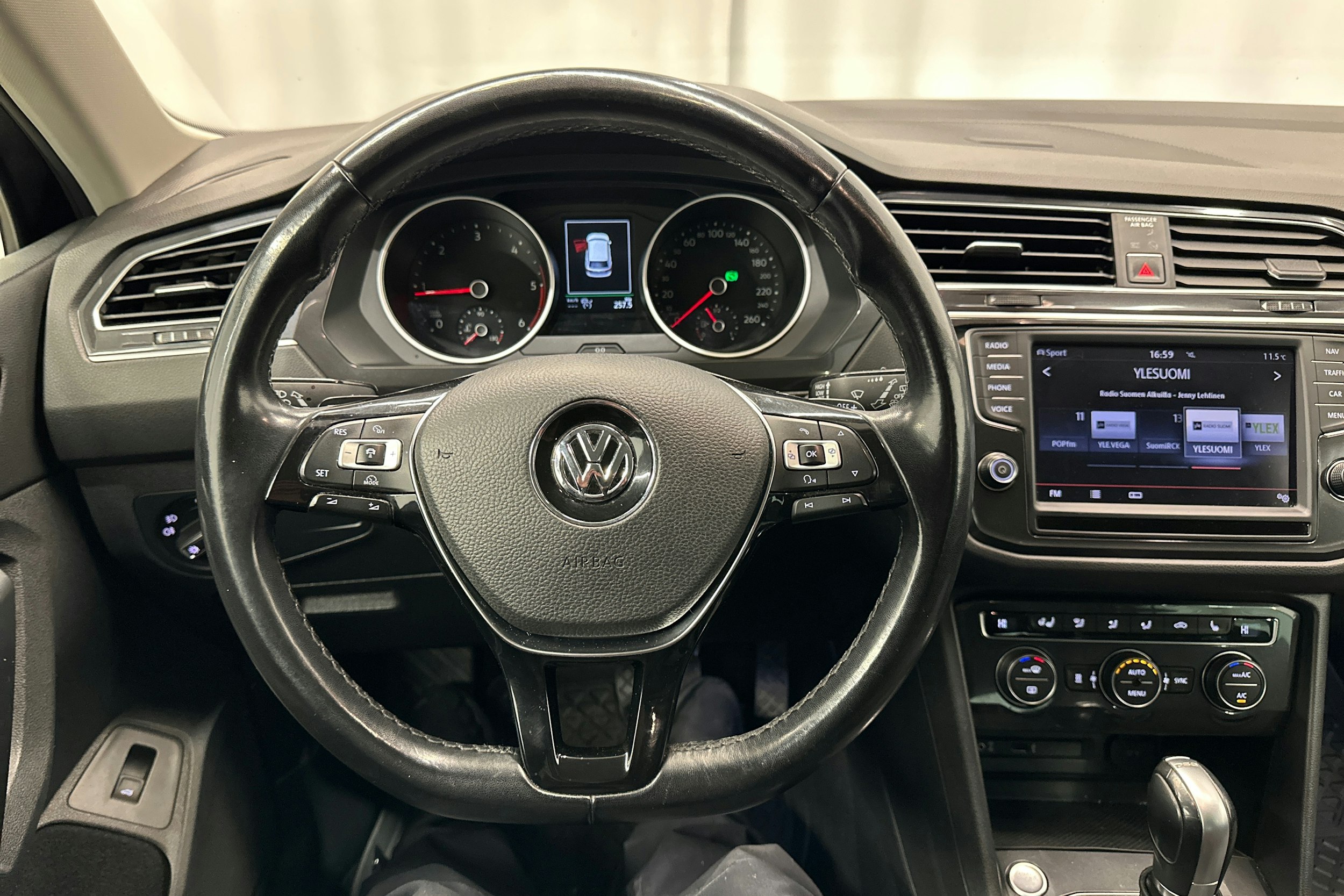 musta Volkswagen Tiguan 2016 kuva 12.