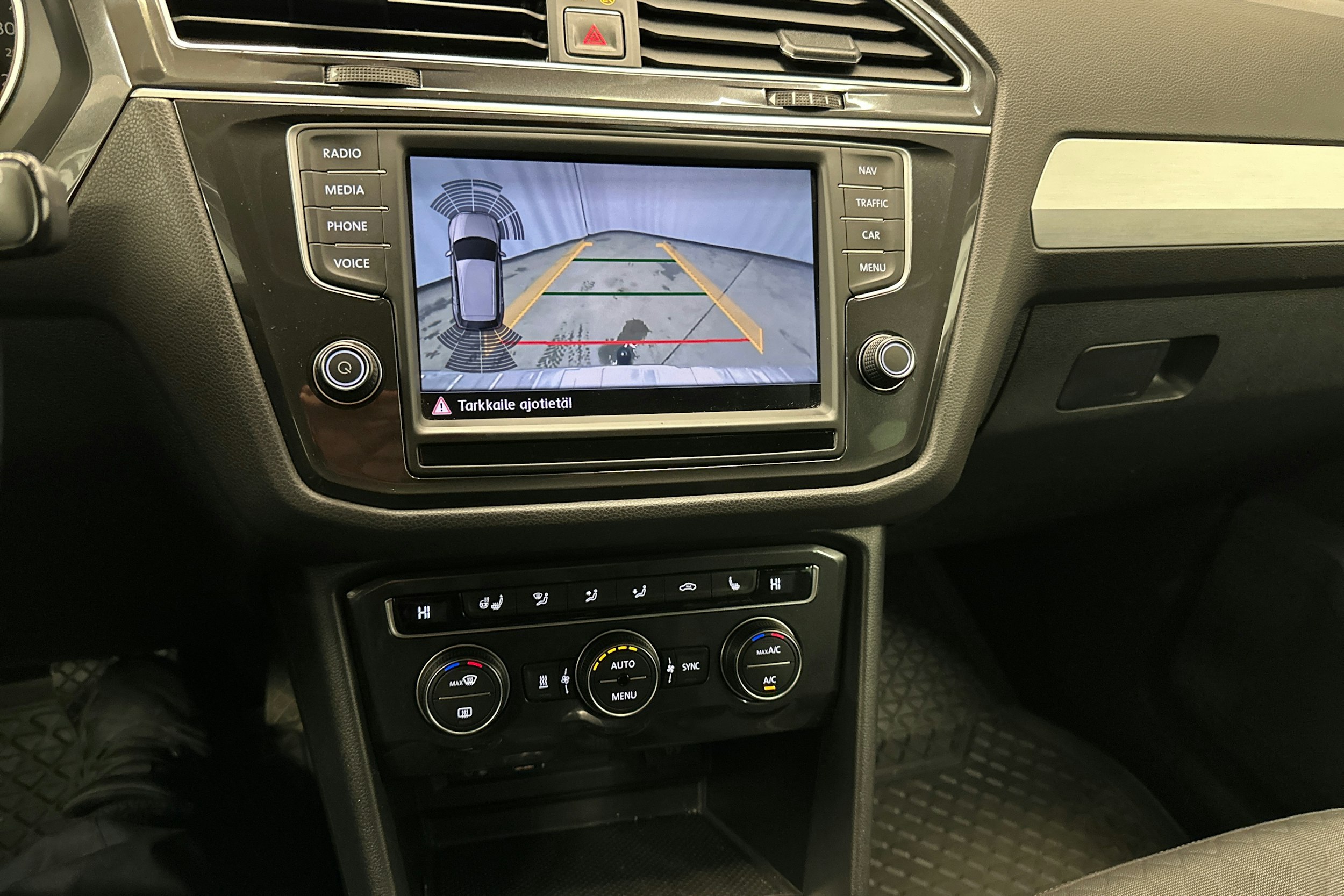 musta Volkswagen Tiguan 2016 kuva 17.