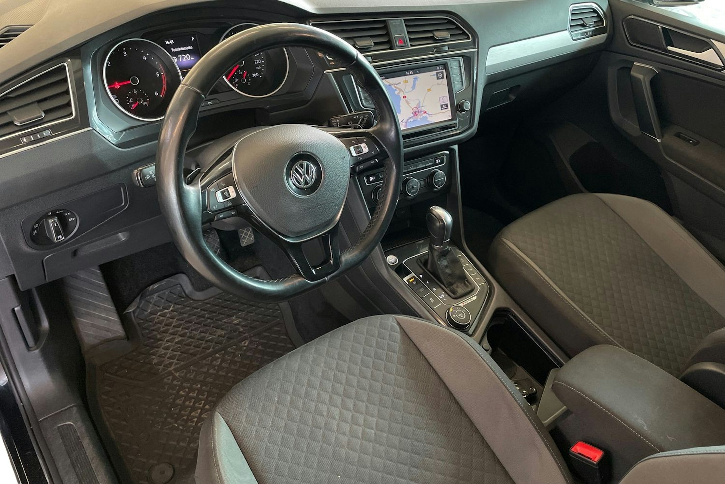 Musta Volkswagen Tiguan 2016 kuva 6.