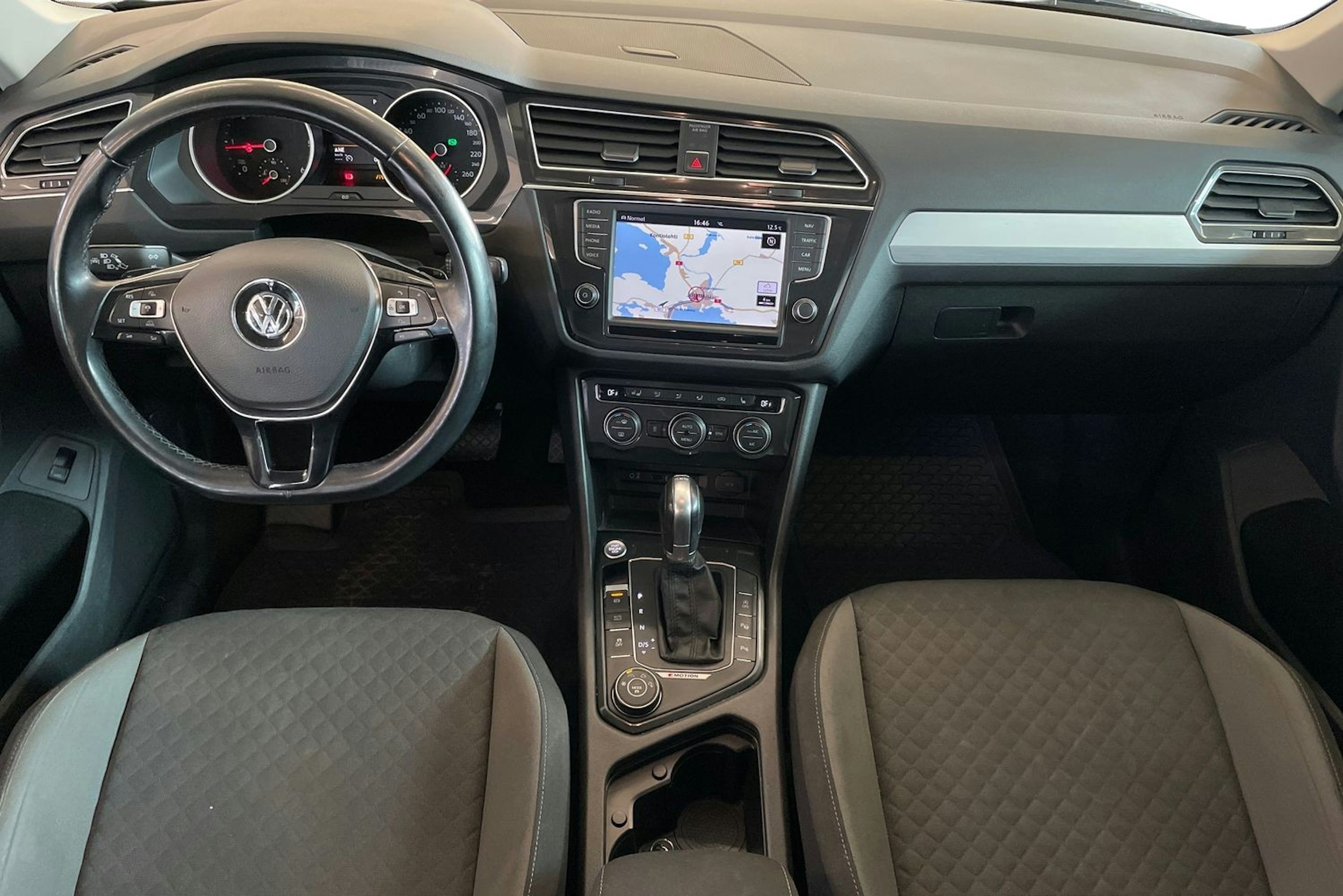 Musta Volkswagen Tiguan 2016 kuva 7.