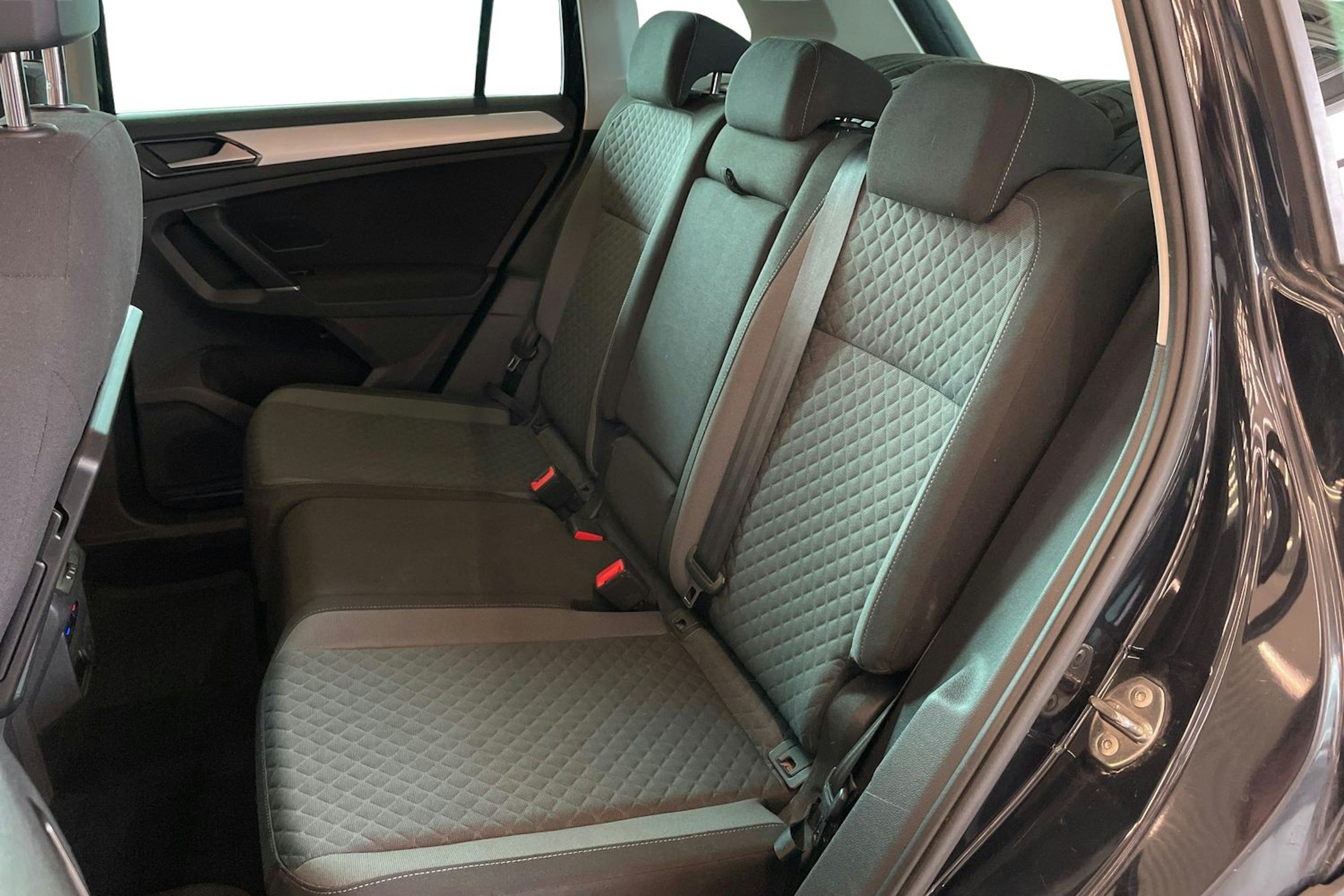 Musta Volkswagen Tiguan 2016 kuva 8.