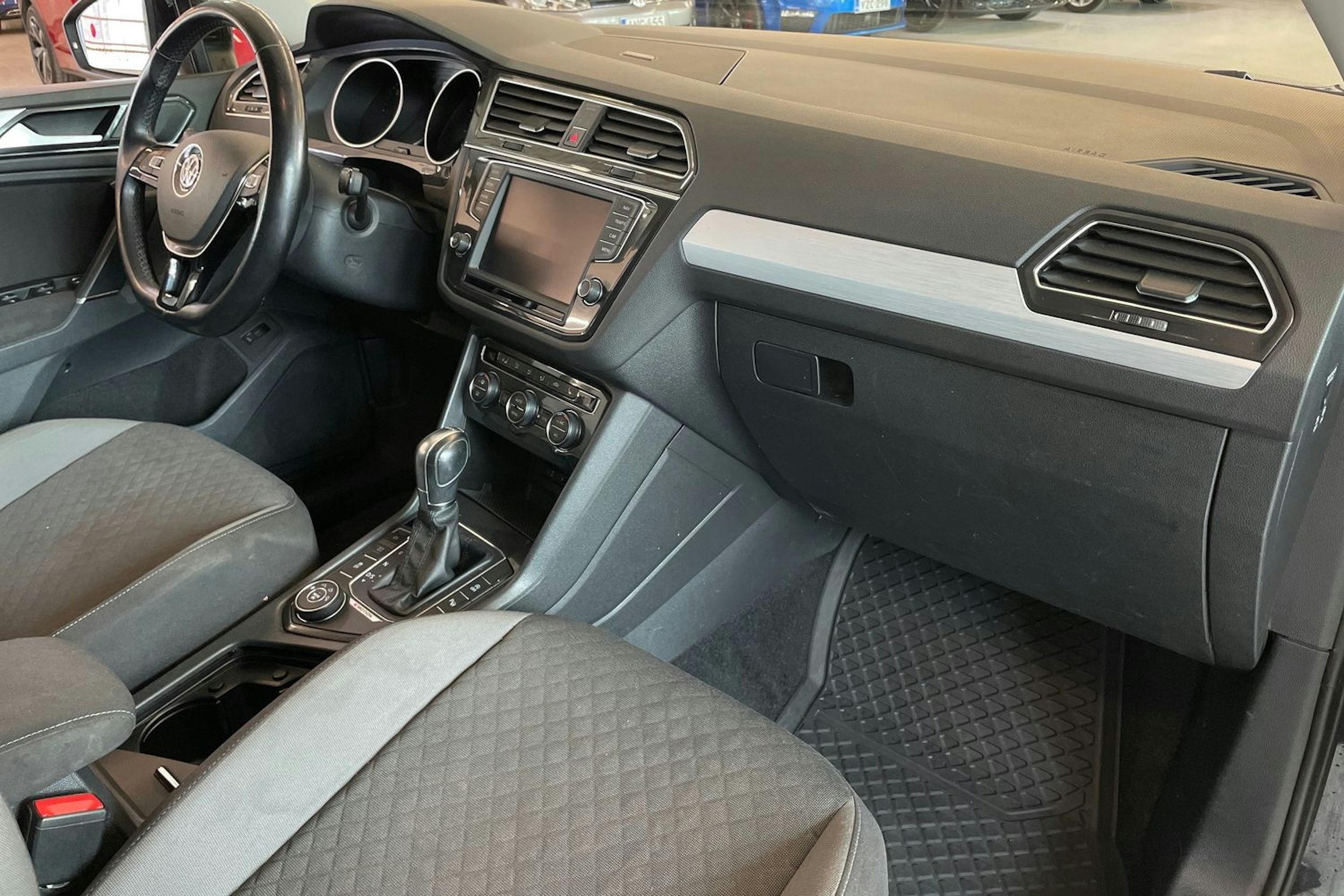 Musta Volkswagen Tiguan 2016 kuva 20.