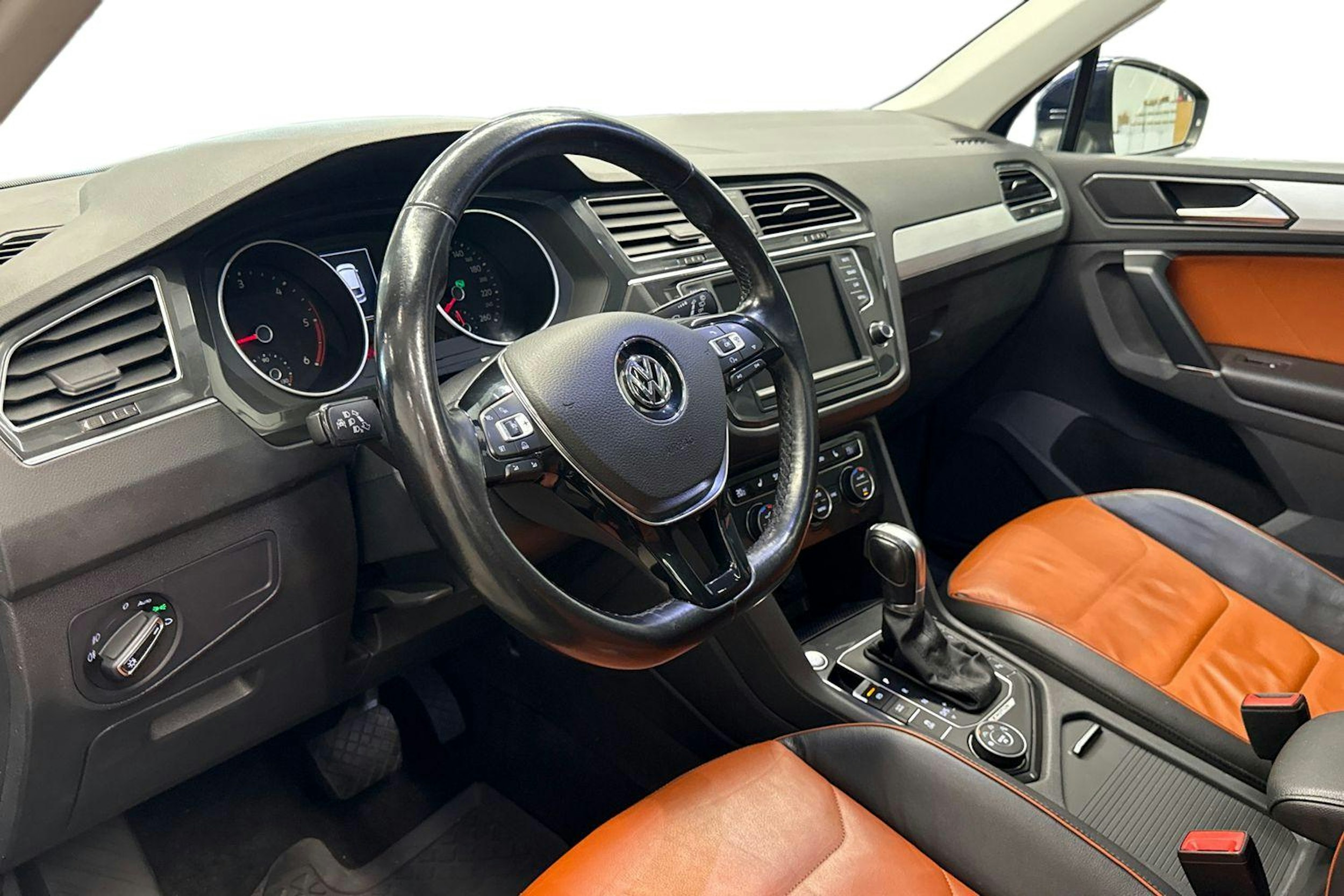sininen Volkswagen Tiguan 2016 kuva 7.