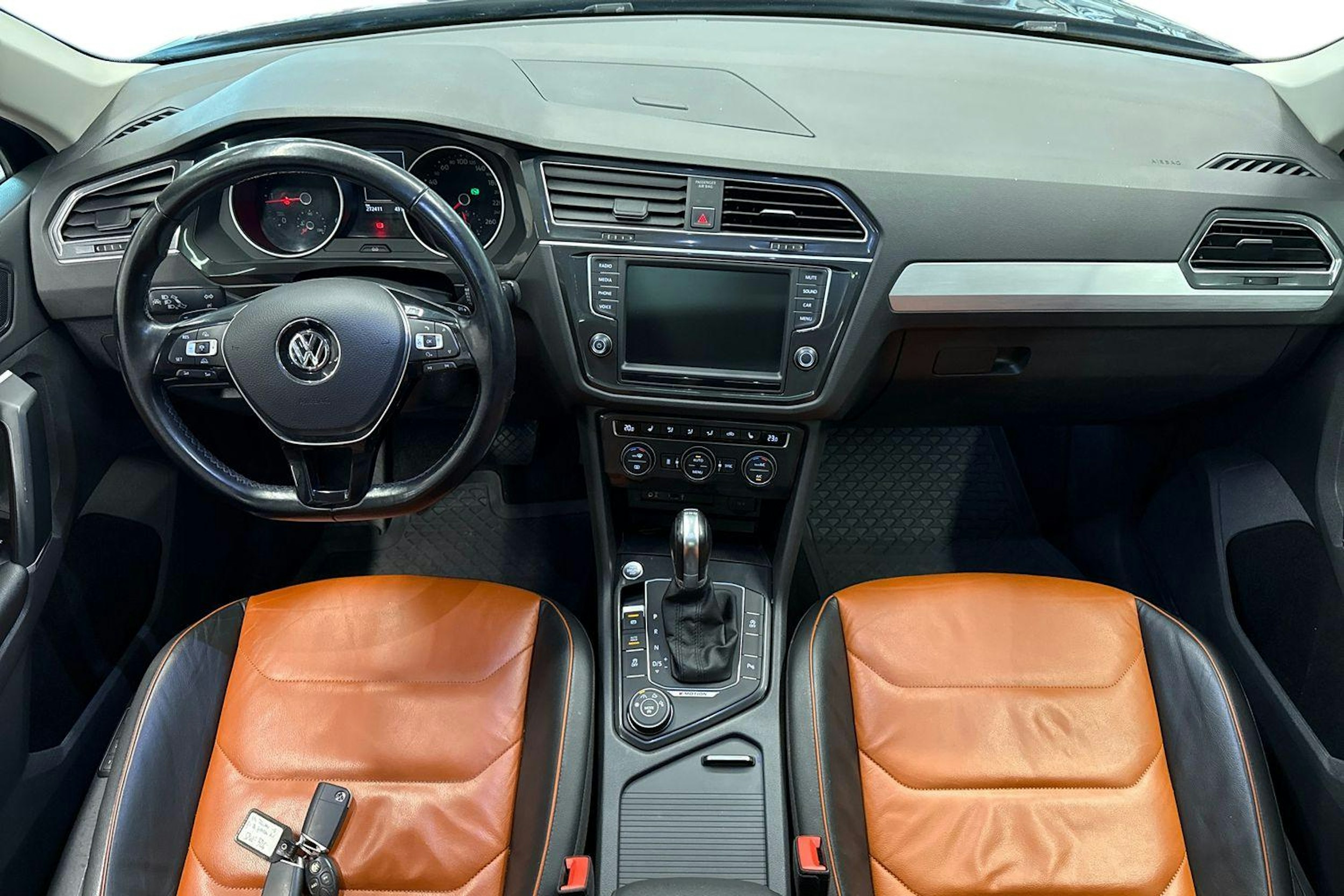 sininen Volkswagen Tiguan 2016 kuva 9.