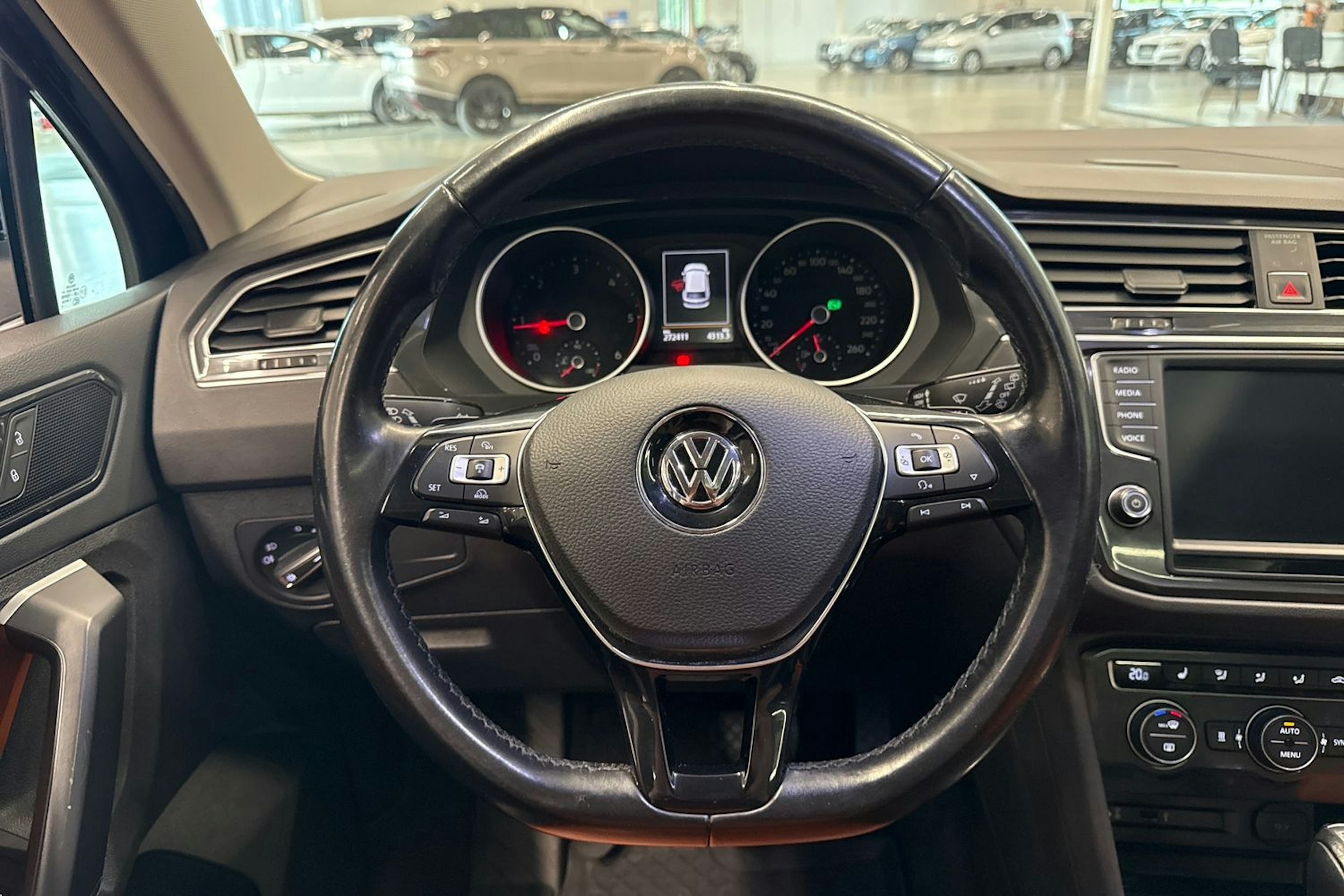 sininen Volkswagen Tiguan 2016 kuva 14.