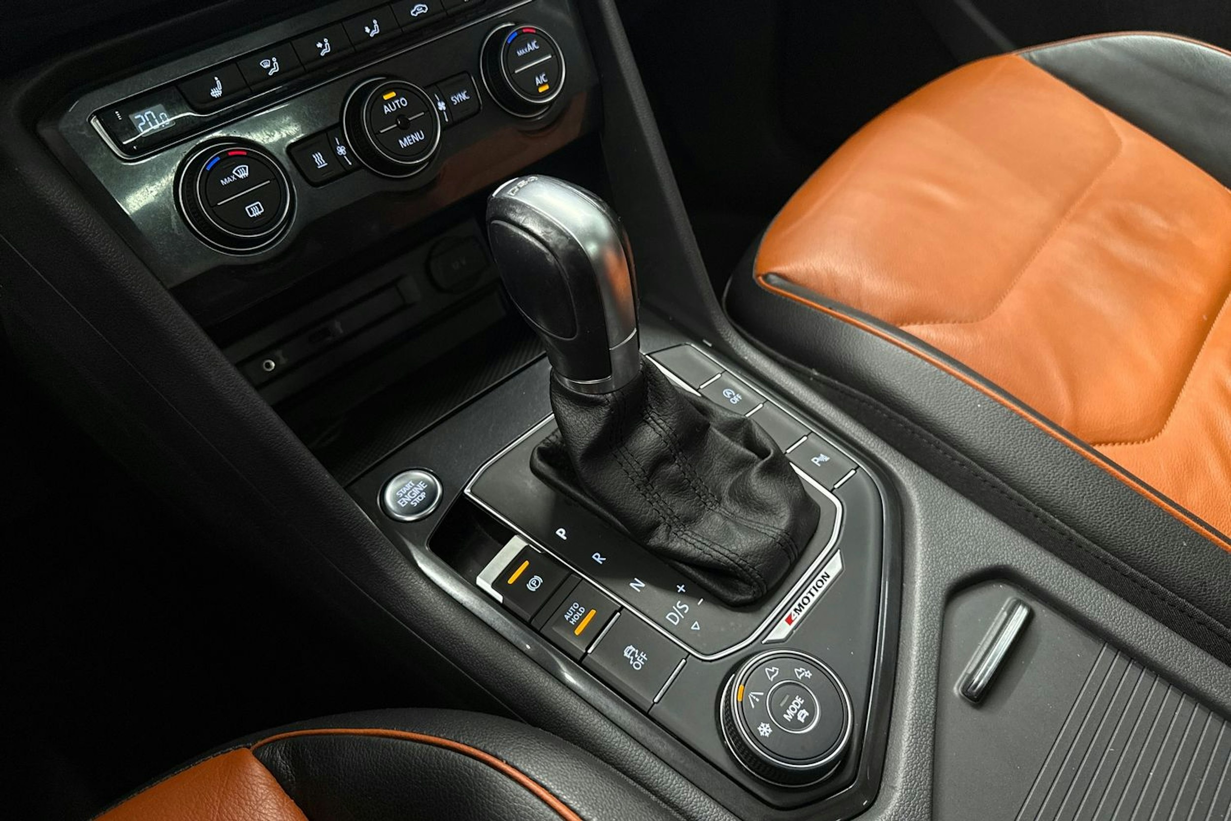 sininen Volkswagen Tiguan 2016 kuva 18.