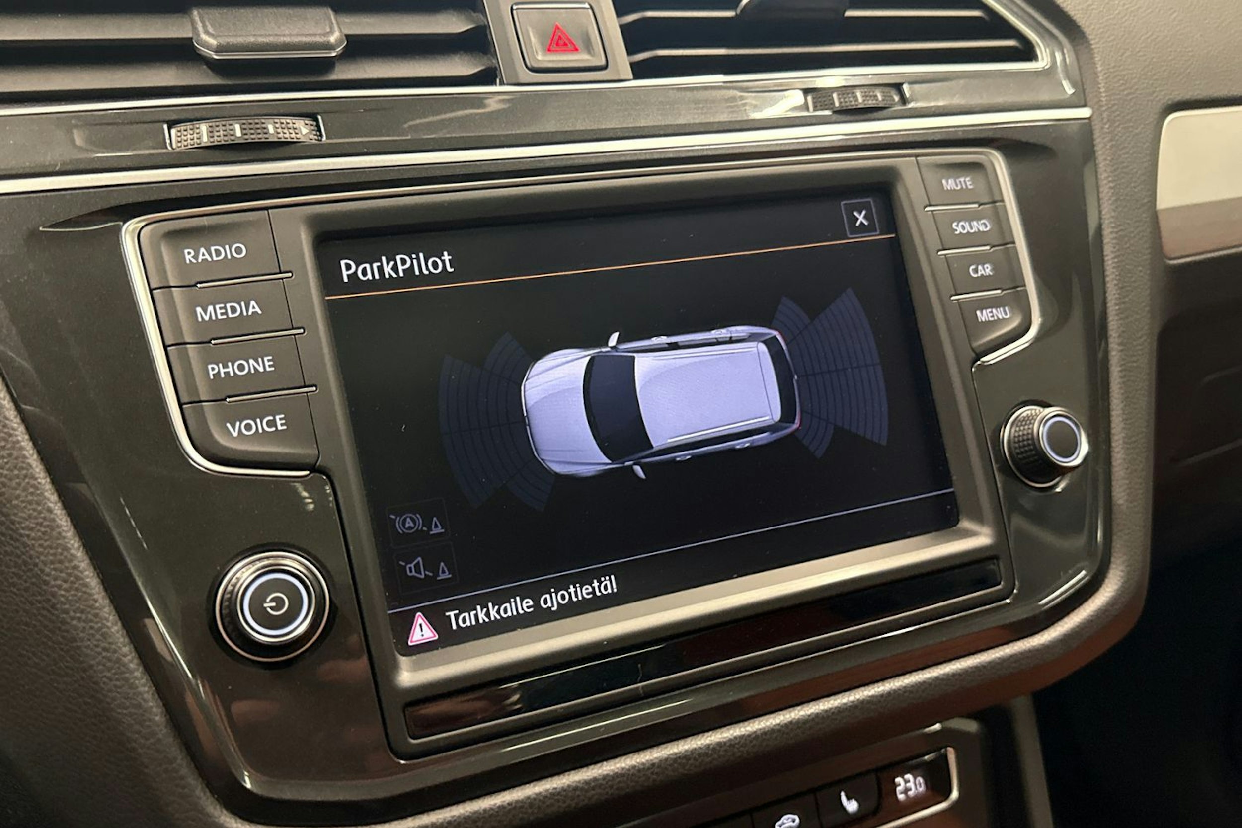 sininen Volkswagen Tiguan 2016 kuva 19.