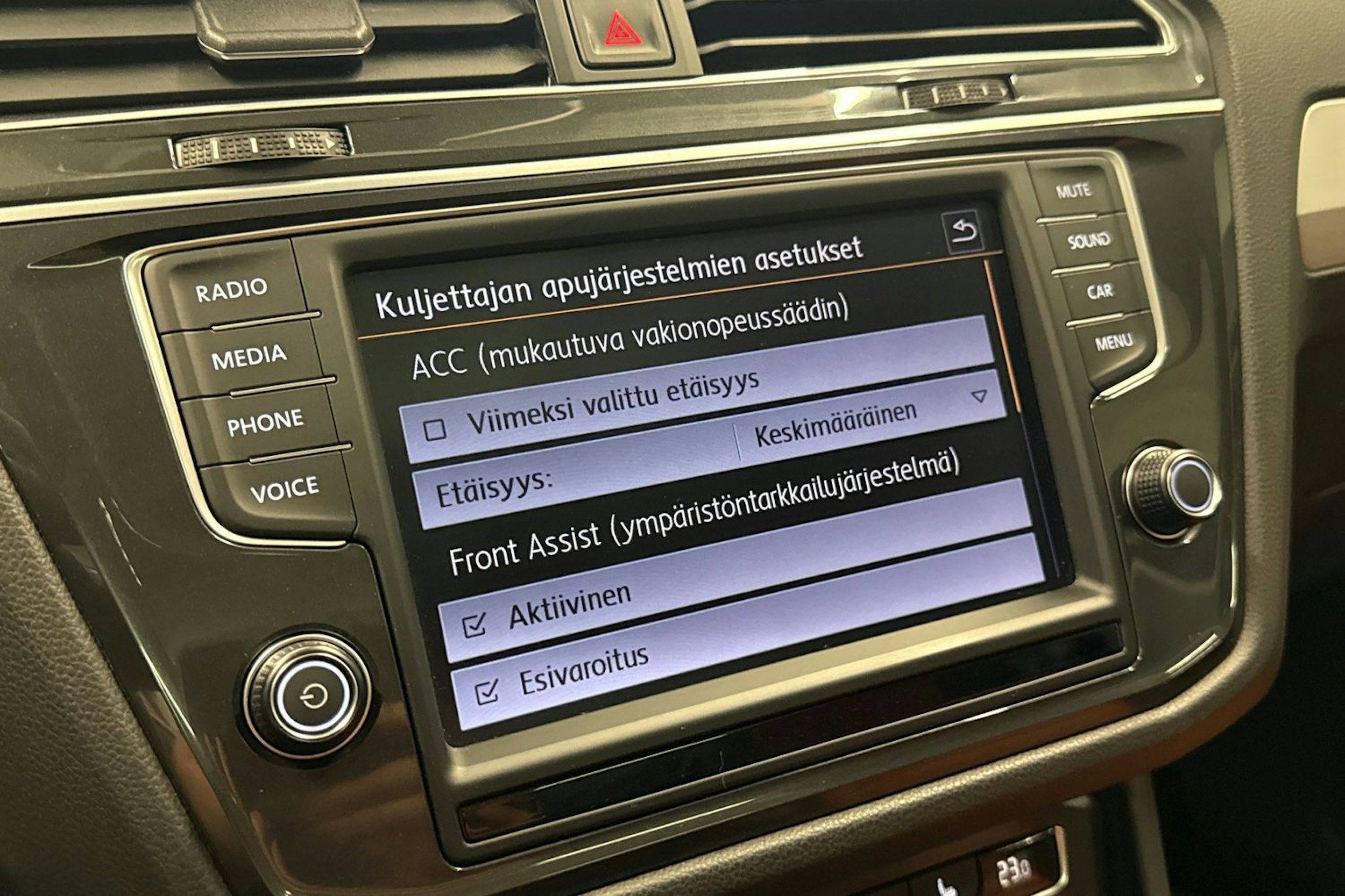 sininen Volkswagen Tiguan 2016 kuva 21.