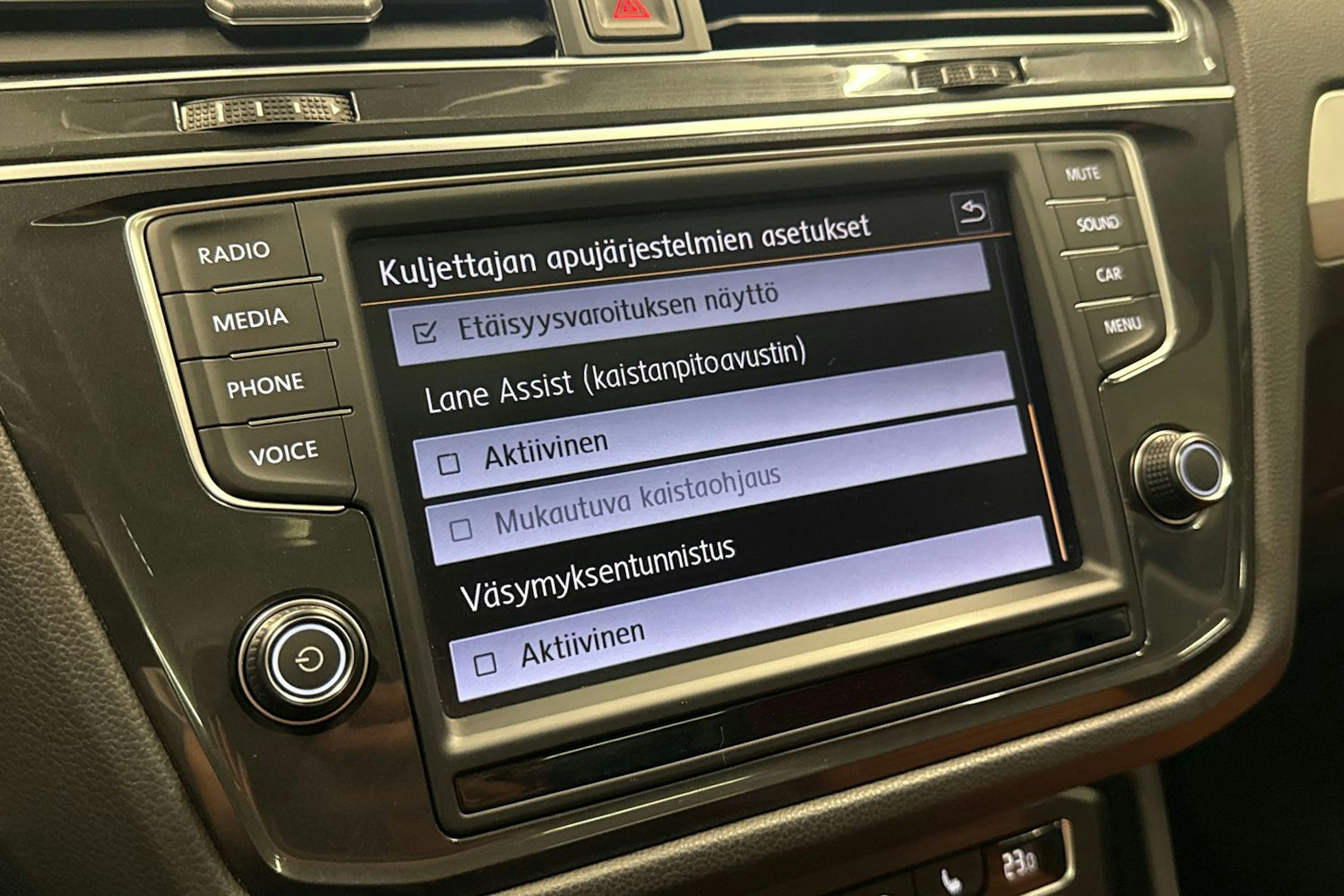 sininen Volkswagen Tiguan 2016 kuva 22.