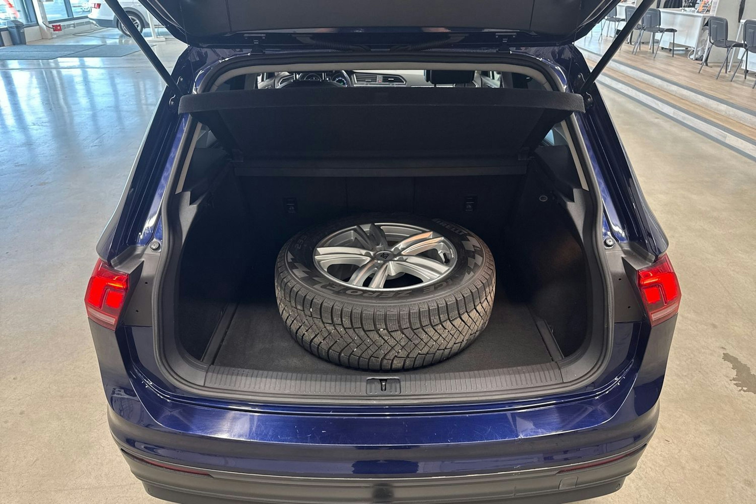 sininen Volkswagen Tiguan 2016 kuva 26.