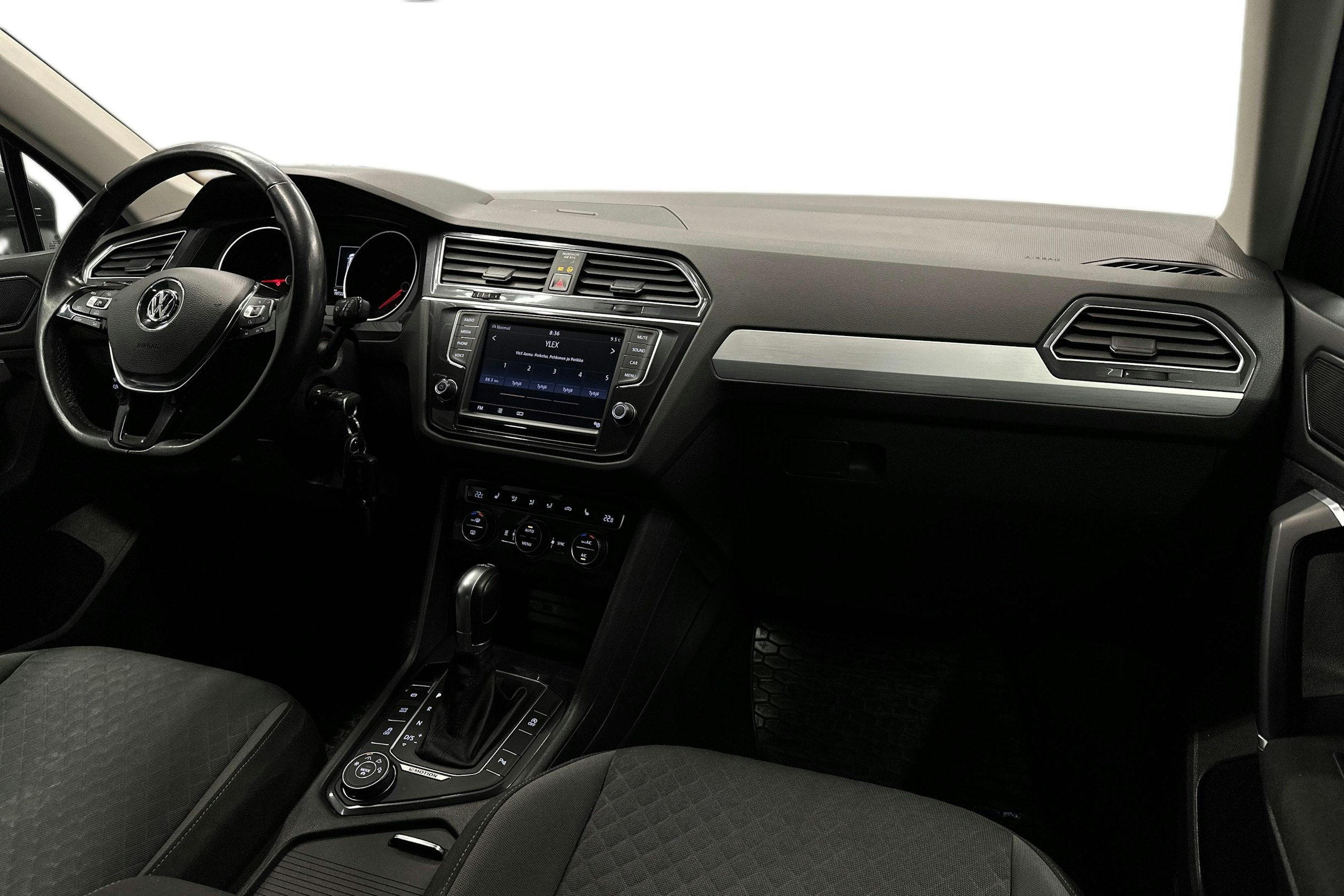 harmaa Volkswagen Tiguan 2016 kuva 9.