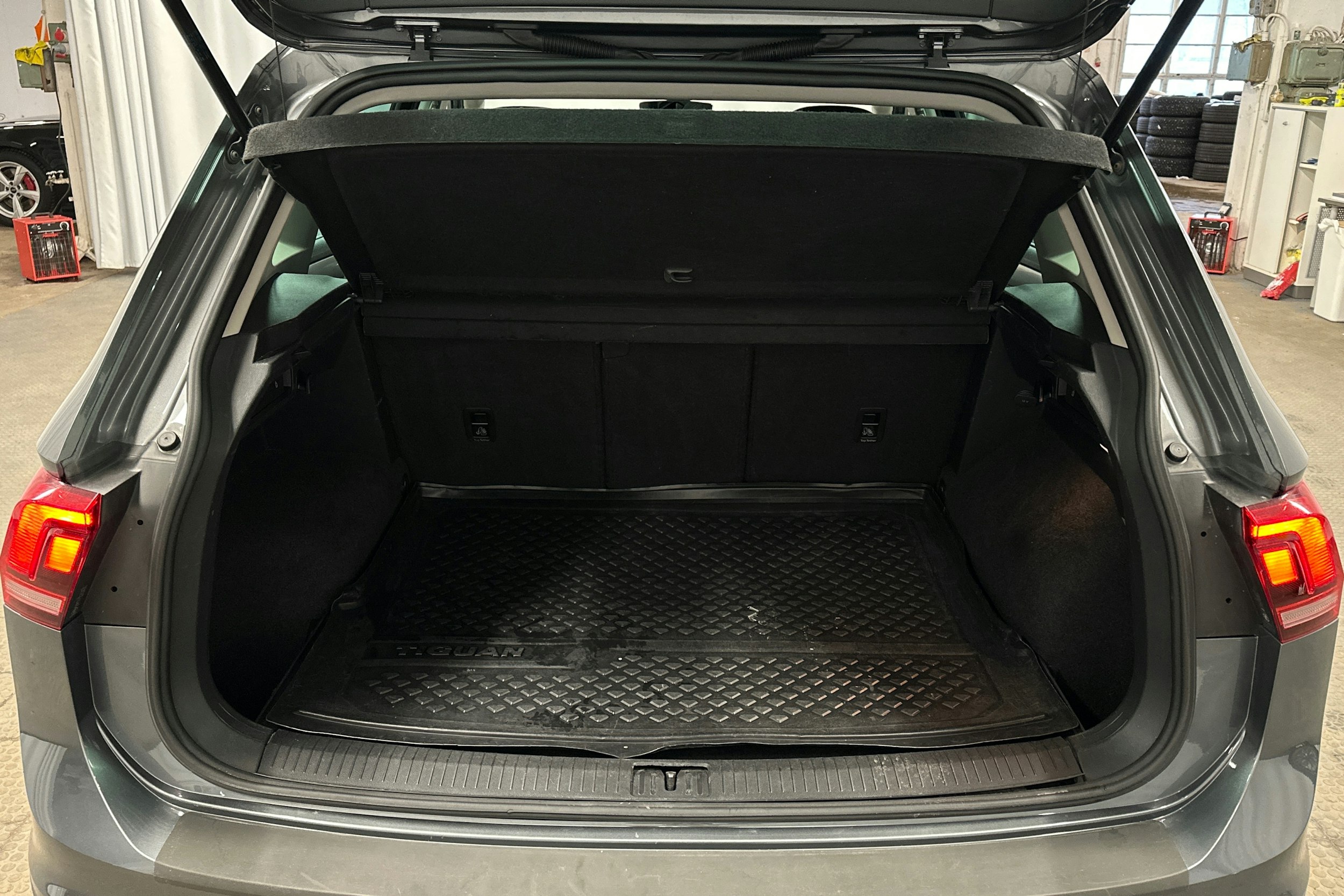 harmaa Volkswagen Tiguan 2016 kuva 14.