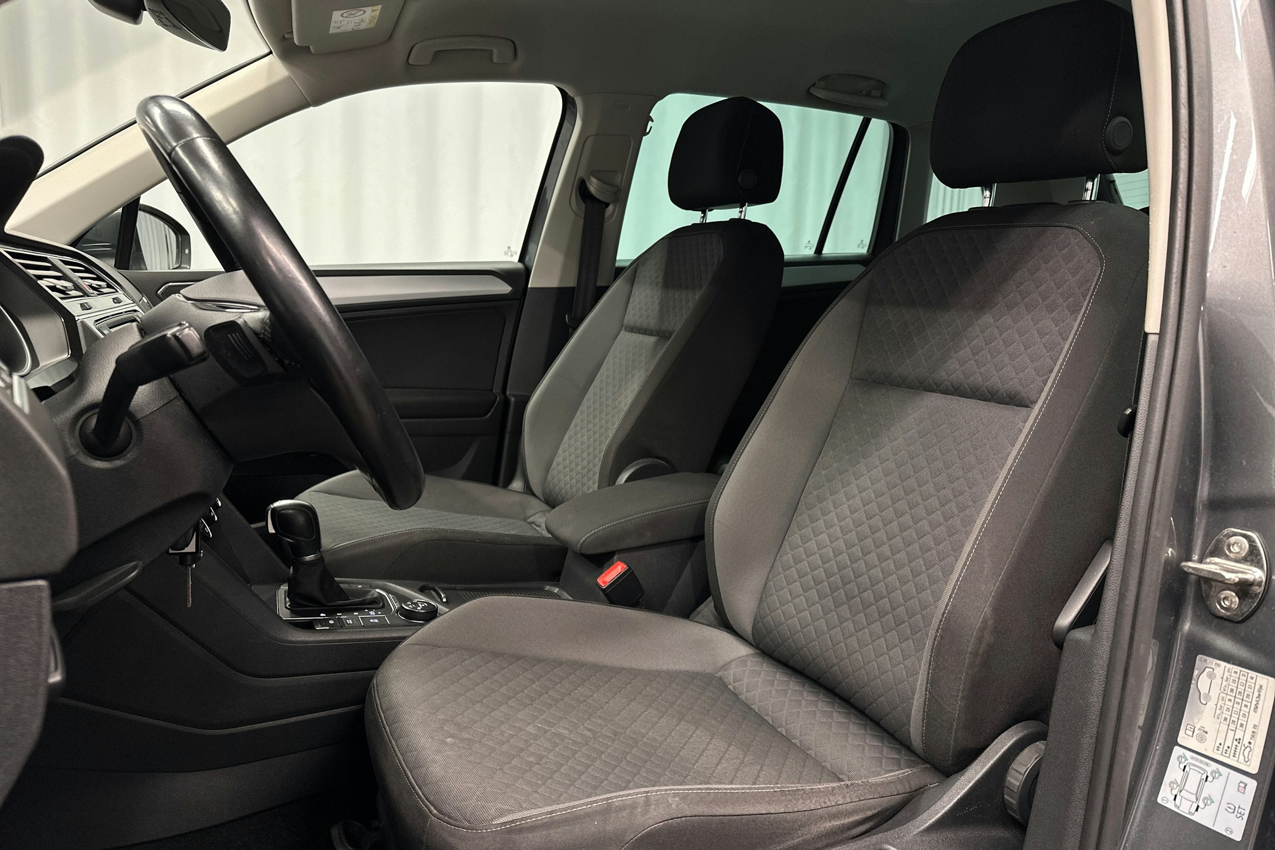 harmaa Volkswagen Tiguan 2016 kuva 16.