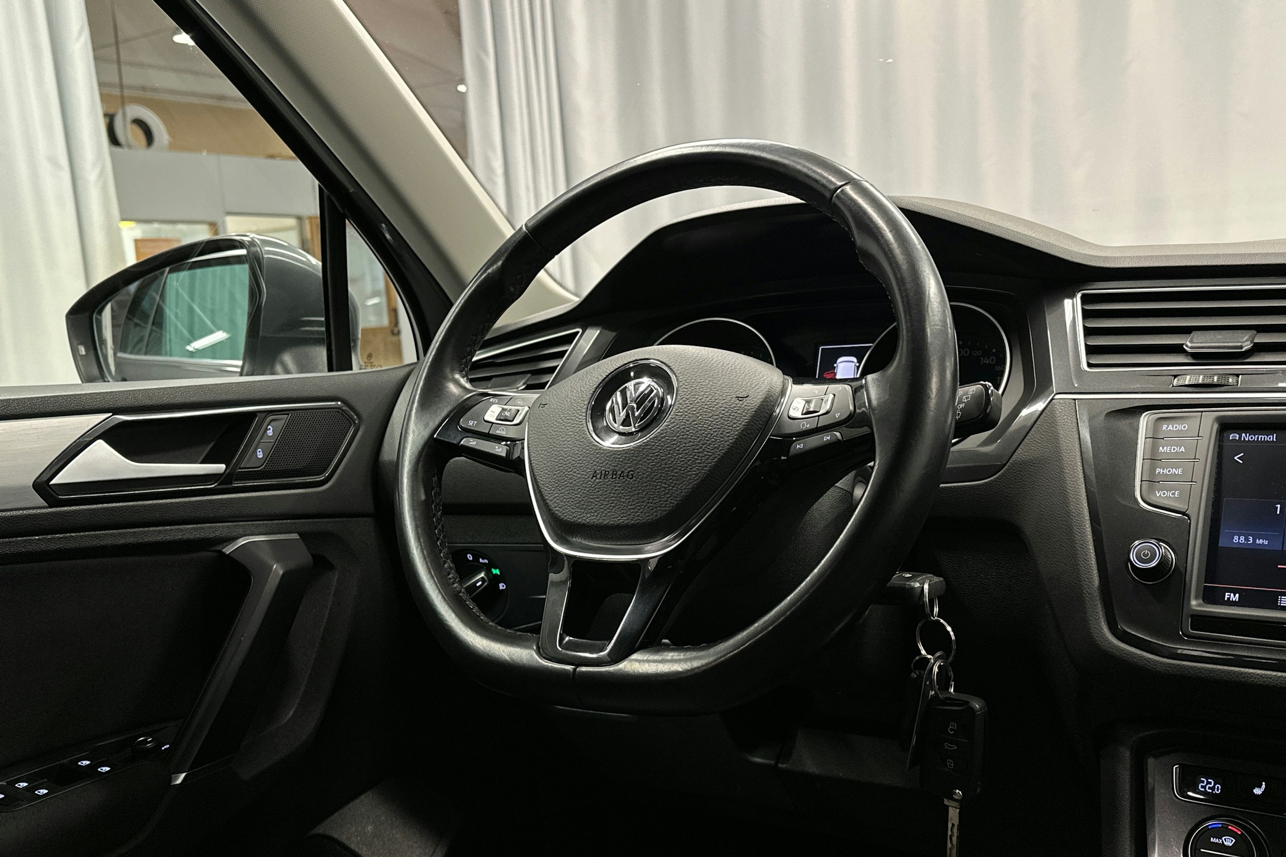 harmaa Volkswagen Tiguan 2016 kuva 17.